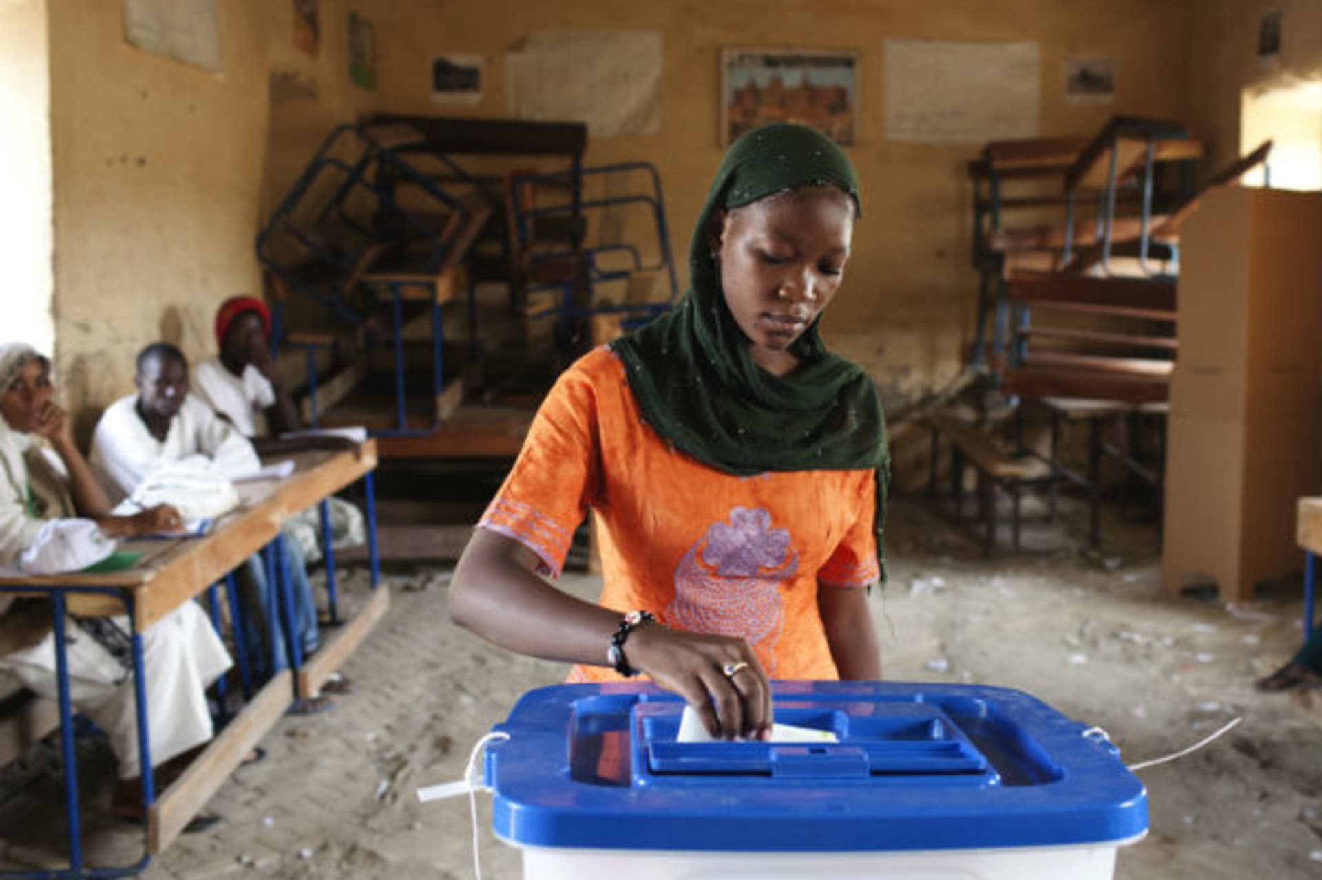 A woman casts her vote during Mali's presidential election in Timbuktu, Mali, July 28, 2013.