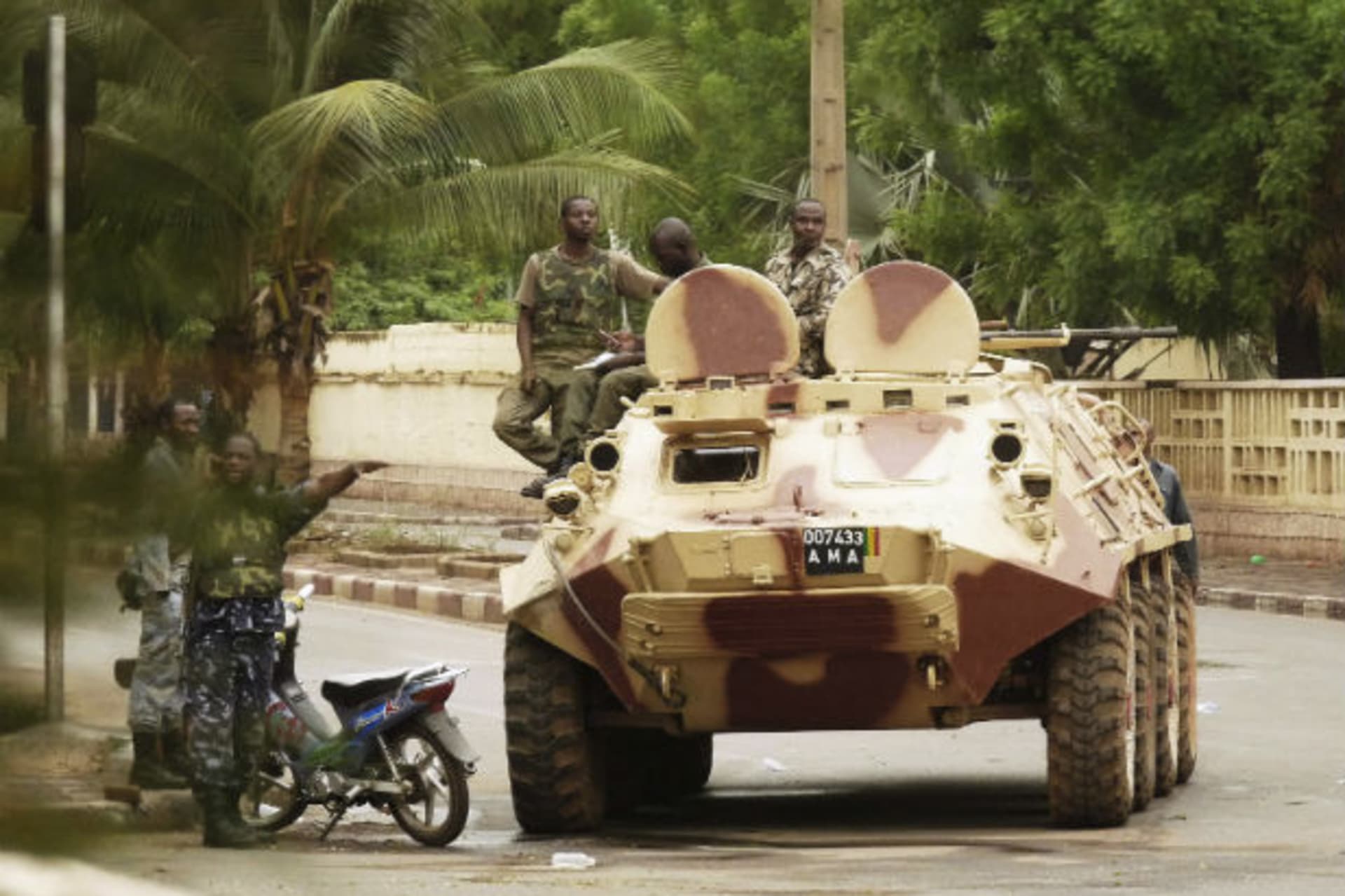 Malian military junta troops who carried out a coup in March guard a street after renewed fighting in the capital Bamako May 1, 2012.