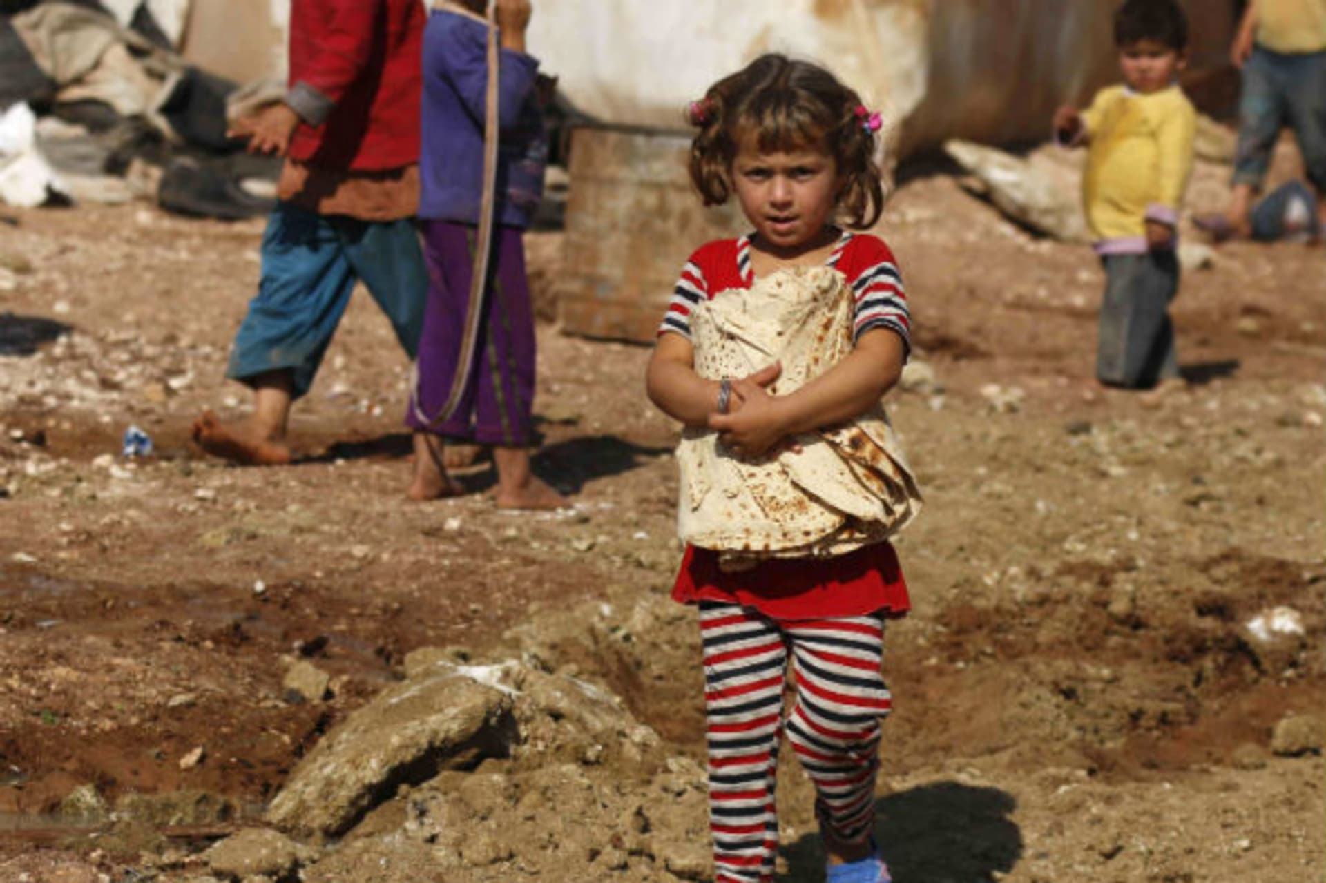 <p>A Syrian girl carries bread in the Bab al-Salam refugee camp in Azaz, near the Syrian-Turkish border, October 27, 2014.</p>
