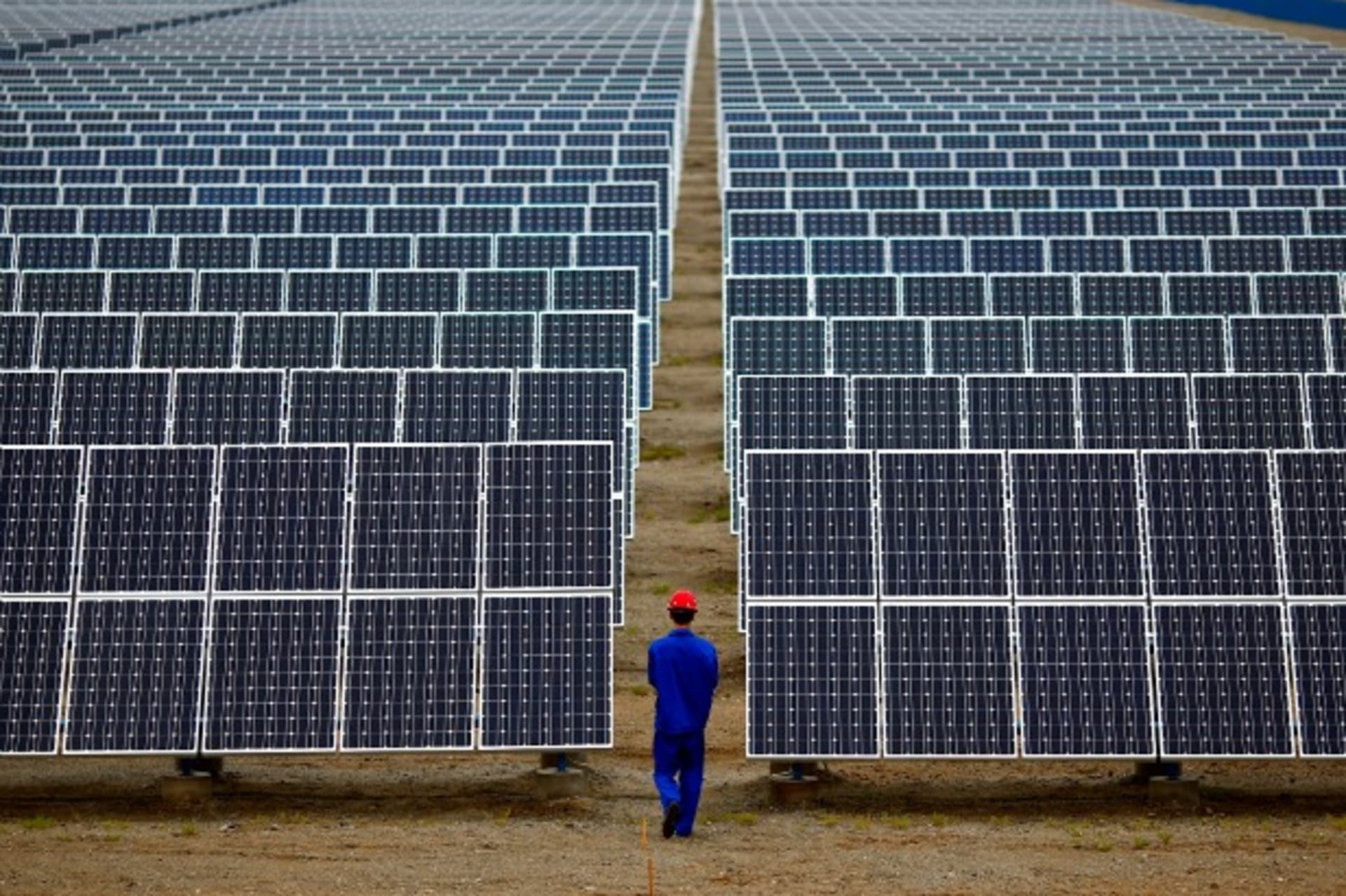 <p>A worker inspects solar panels at a solar Dunhuang, 950km (590 miles) northwest of Lanzhou, Gansu Province September 16, 2013….e Change, which will meet in Stockholm from September 23-26. REUTERS/Carlos Barria (CHINA – Tags: ENERGY BUSINESS ENVIRONMENT)</p>
