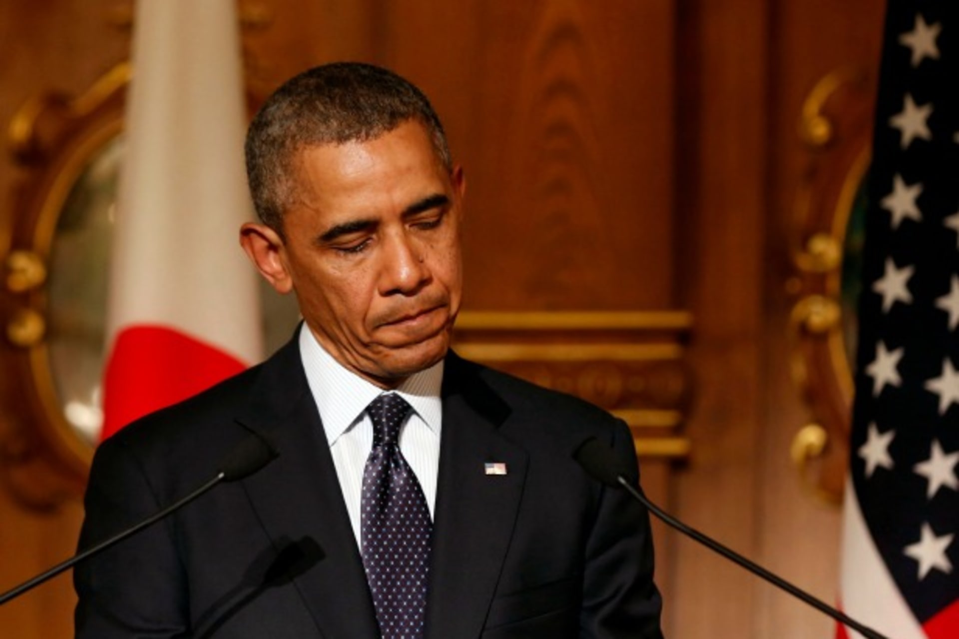 <p>U.S. President Barack Obama pauses next to Japan’s Prime Minister Shinzo Abe at a joint news conference in the Akasaka Palace …ni Shrine for war dead to gain understanding from neighbouring Asian countries. REUTERS/Larry Downing (JAPAN – Tags: POLITICS)</p>
