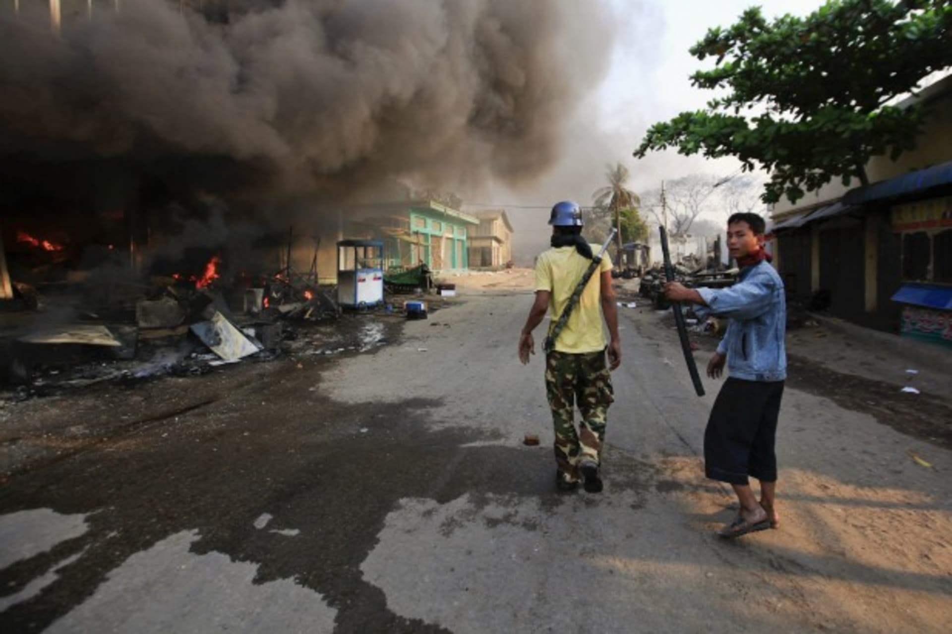 <p>People carry weapons during riots in Meiktila on March 22, 2013.</p>
