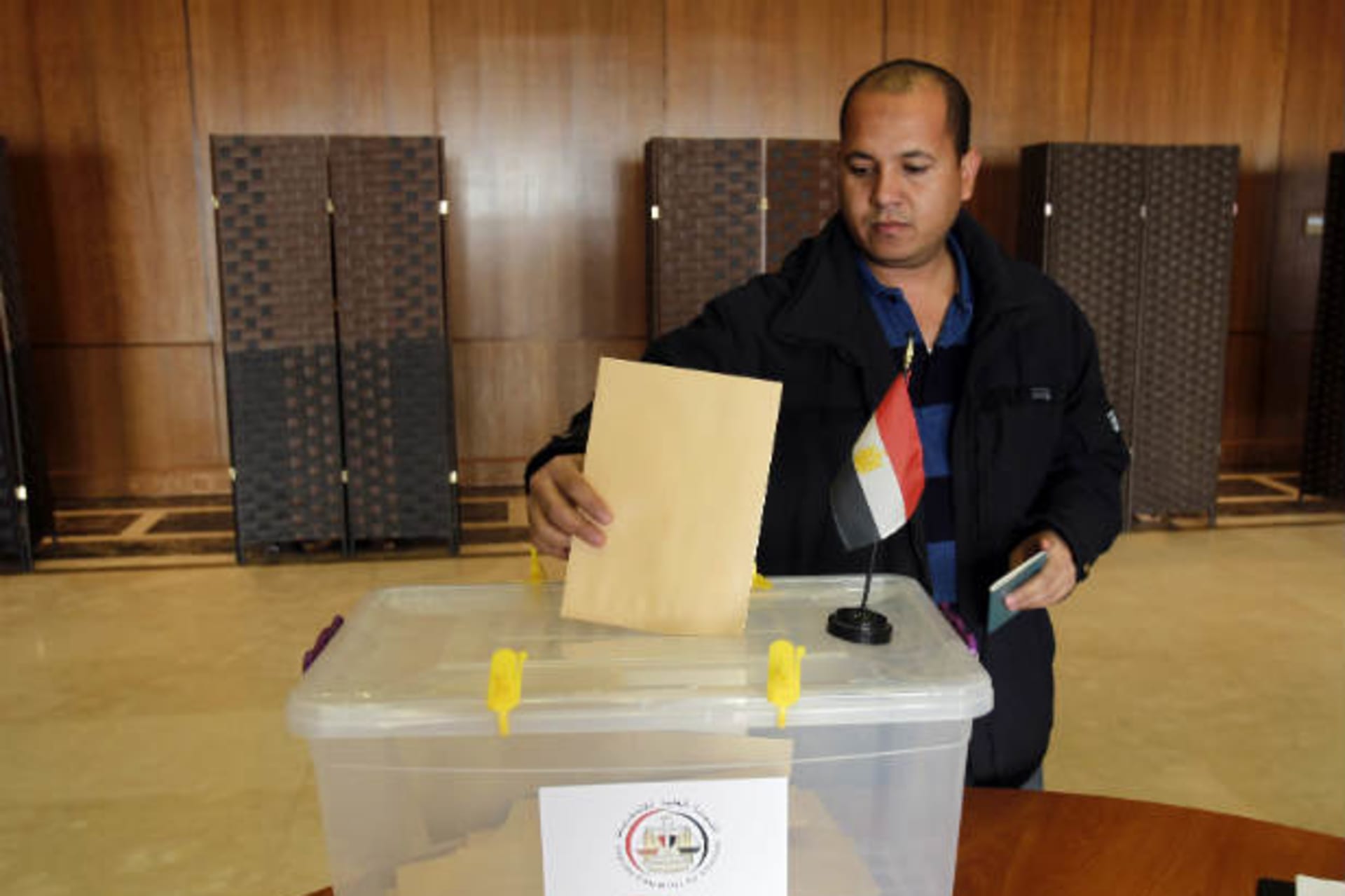 An Egyptian votes on the new Egyptian constitution at the Egyptian embassy in Amman on December 12, 2012 (Jarekji/Courtesy Reuters)..