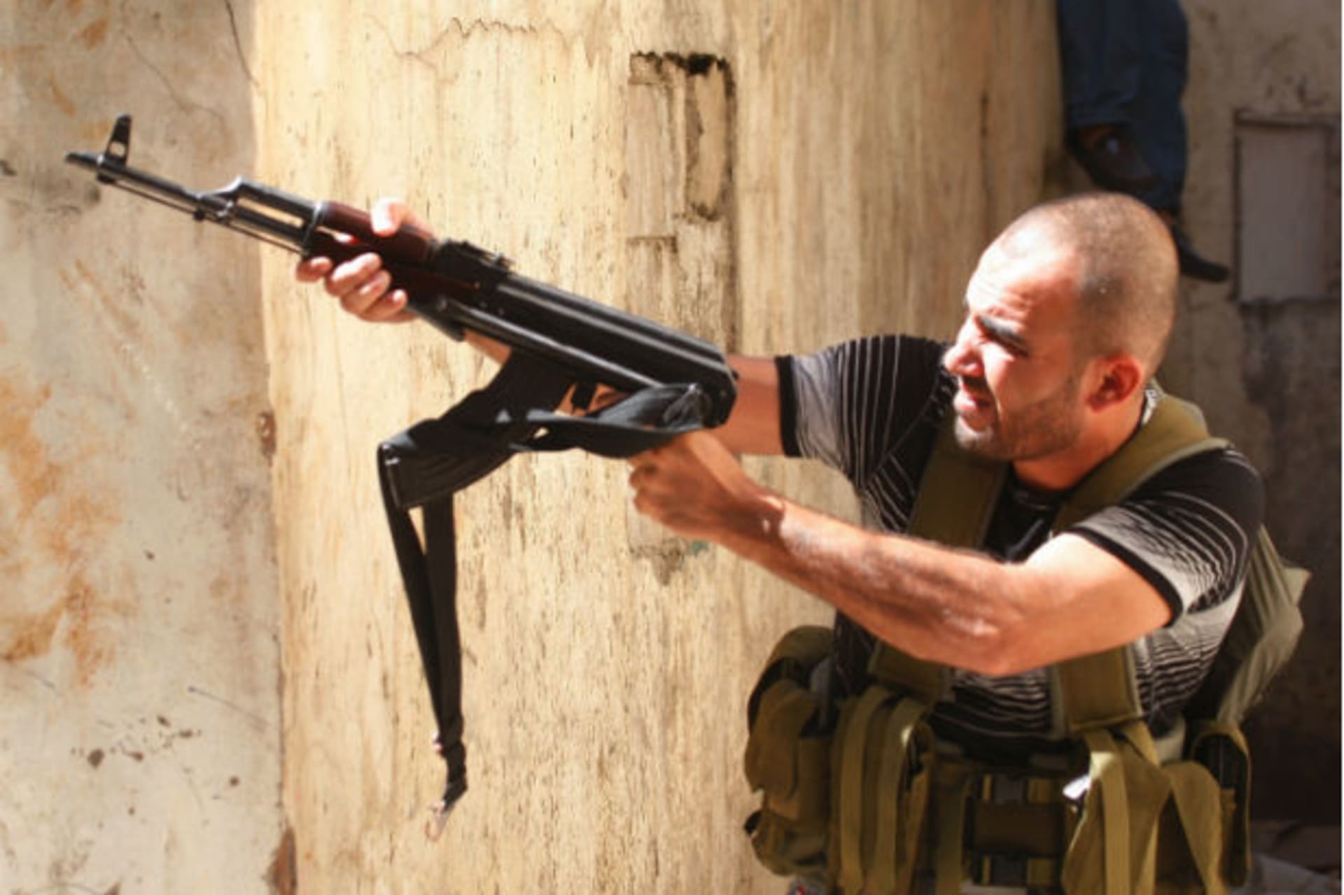 A Sunni Muslim gunman aims his rifle from the neighborhood of Bab al-Tebbaneh in Tripoli, northern Lebanon, during clashes between Sunni Muslims and Alawites on August 22, 2012 (Courtesy Reuters).