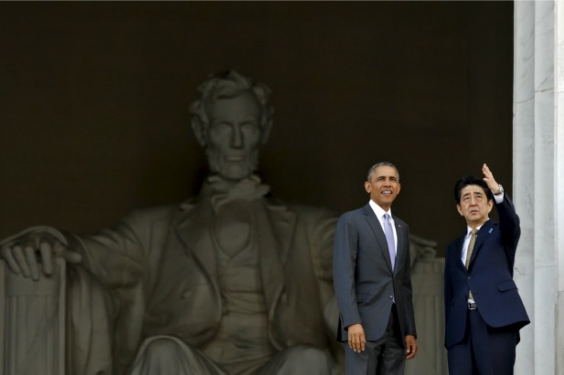 <p>U.S. President Barack Obama and Japanese Prime Minister Shinzo Abe visit the Lincoln Memorial in Washington April 27, 2015. Abe is on a week-long visit to the U.S. REUTERS/Kevin Lamarque</p>

