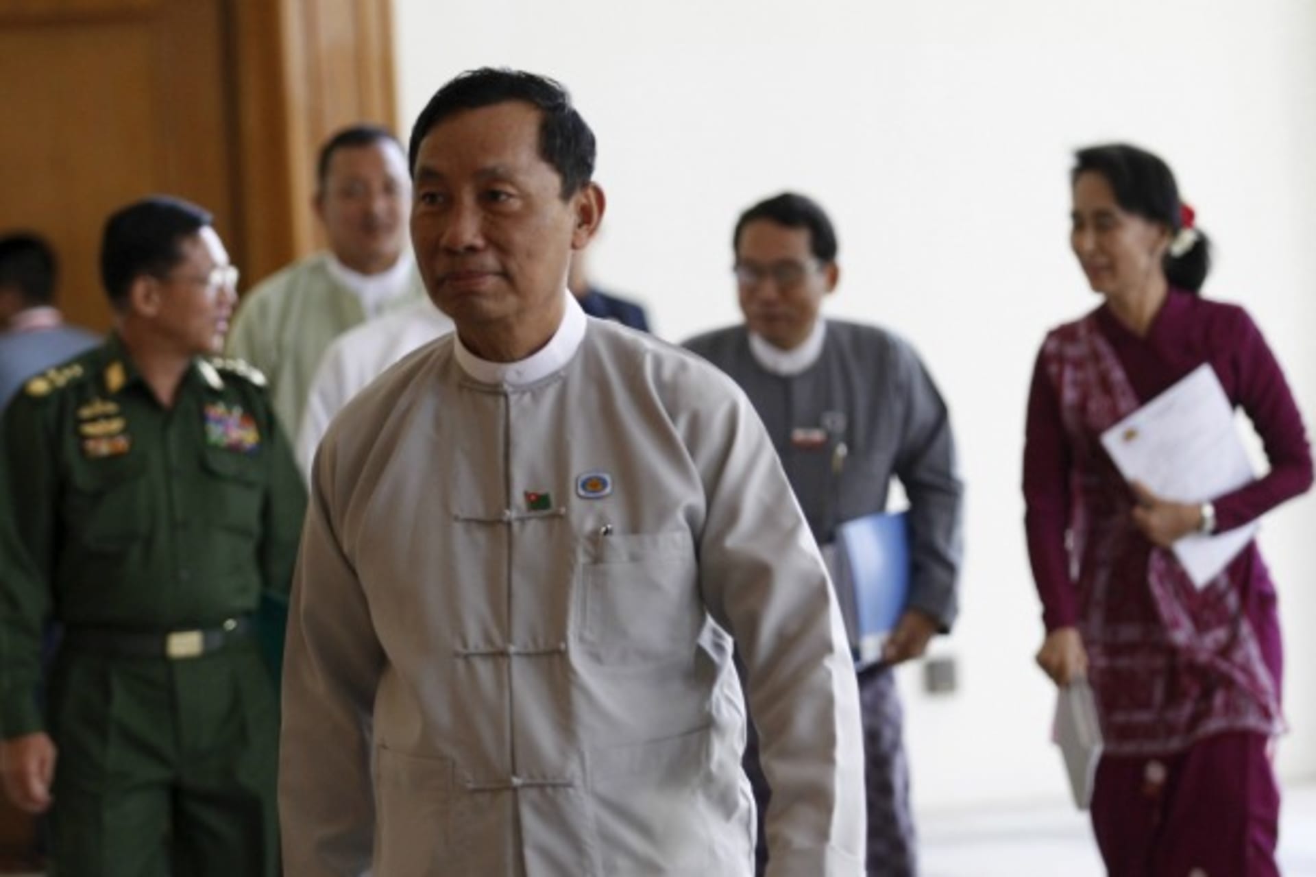 <p>shwe mann-aung hlaing-suu kyi-myanmar</p>
