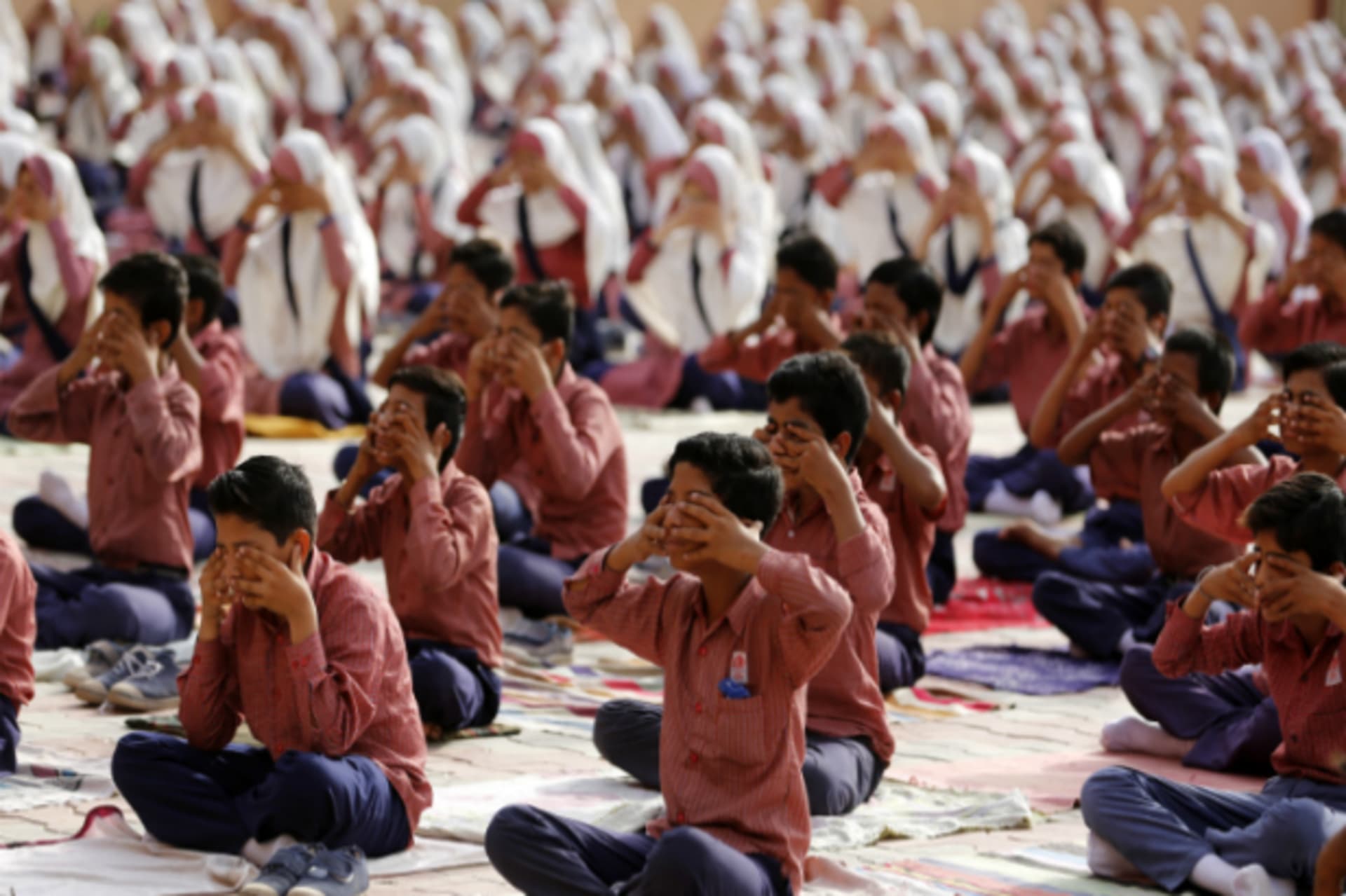 <p>Students practice yoga during a training session ahead of World Yoga Day in Ahmedabad, India, June 16, 2016. (Amit Dave/Reuters)</p>
