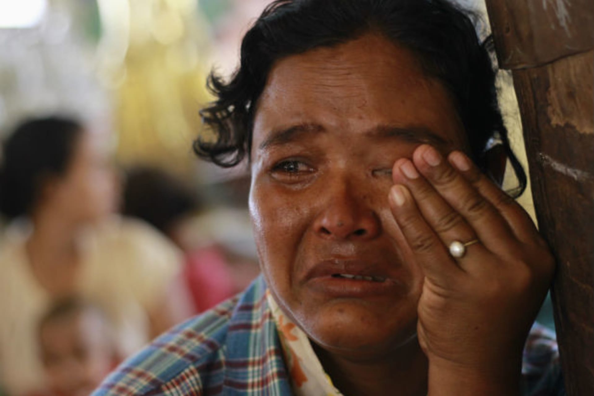 <p>A Muslim woman cries in a monastery used to shelter internally displaced people after a riot between Muslims and Buddhists in Lashio township on May 30, 2013.</p>
