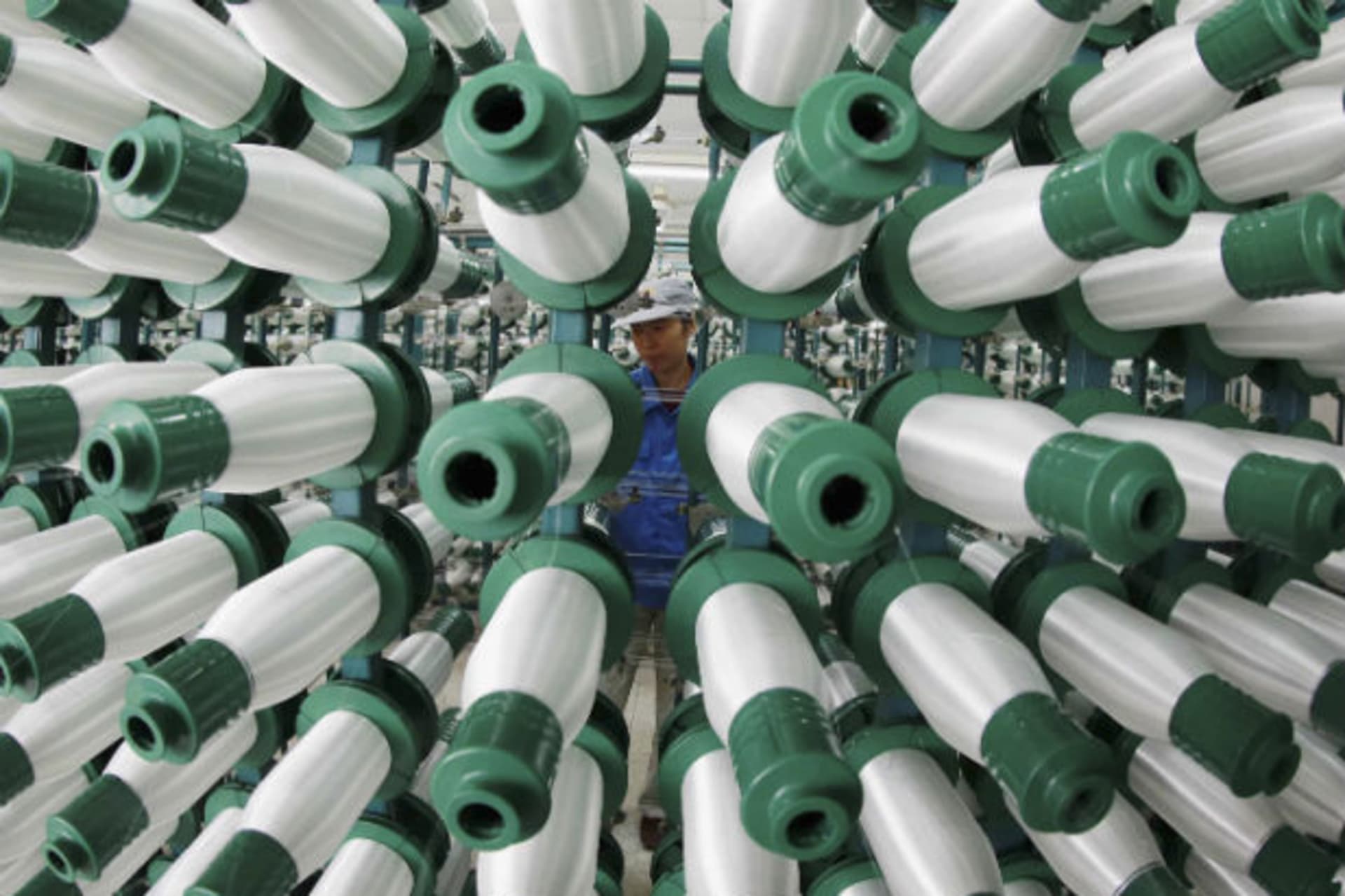 <p>An employee works at a textile mill in Jiujiang, Jiangxi province, China on March 28, 2013. China’s factory activity likely ex…oth domestic and external demand set to bolster the case that its economic recovery is gathering pace, not simply stabilizing.</p>
