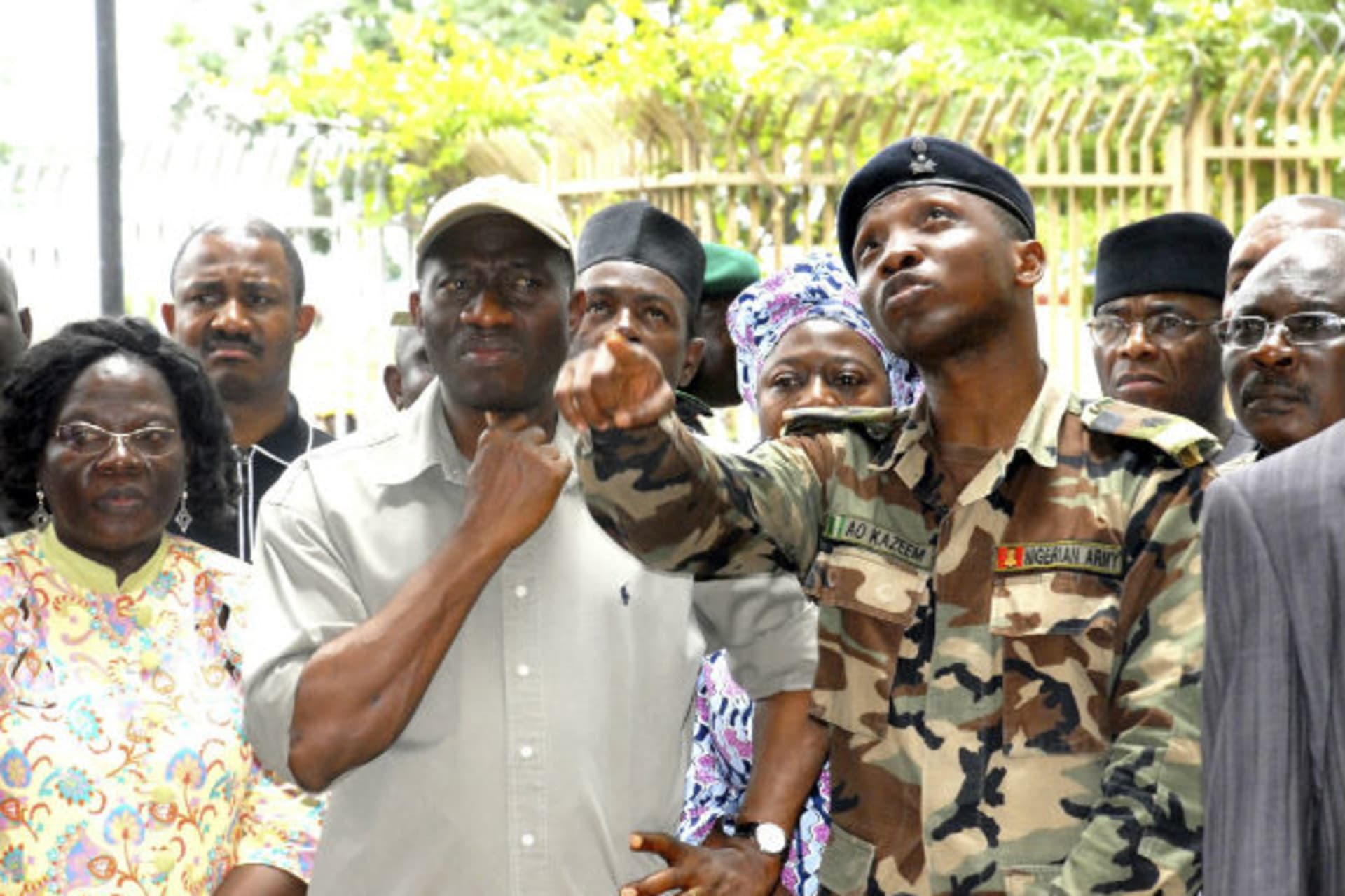 Nigerian President Goodluck Jonathan survey the scene a day after a bomb blast ripped through the United Nations offices in the Nigerian capital of Abuja August 27, 2011.