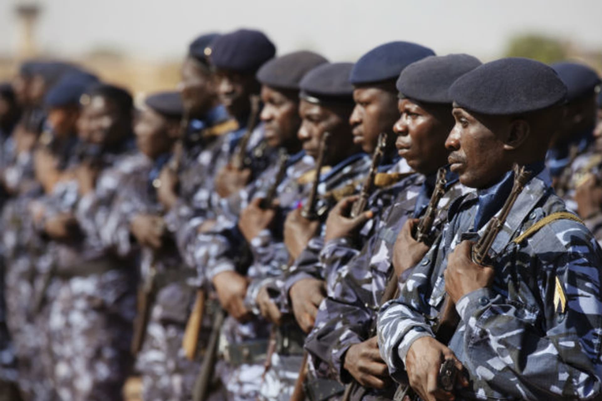 Malian soldiers listen to Mali's President Dioncounda Traore speak at Malian air base in Bamako 16/01/2013.