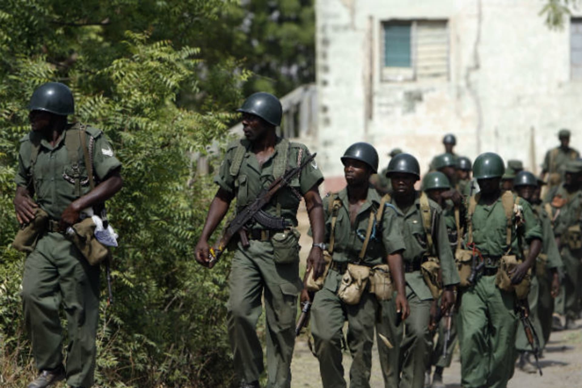 Nigerian soldiers patrol Panshekara district on the outskirts of the northern city of Kano 19/04/2007.