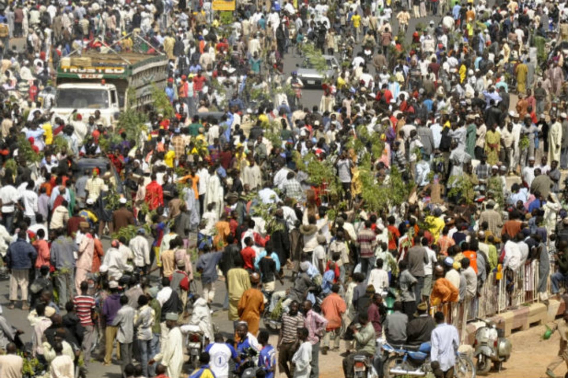 People protest on a street in Nigeria's northern city of Kano before the suspension of a nationwide strike by labour unions, January 16, 2012.