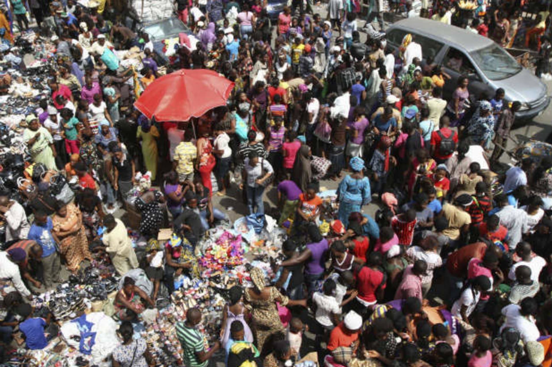 People crowd on a road near Balogun market to shop, a day before Christmas in Nigeria's commercial capital Lagos, December 24, 2012. (Akintunde Akinleye/Courtesy Reuters)