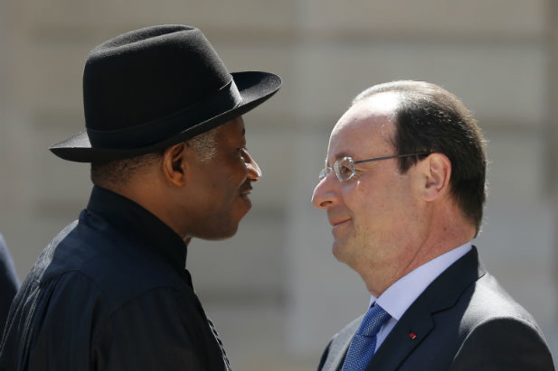 French President Francois Hollande (R) welcomes Nigerian President Goodluck Jonathan as he arrives to attend the African Security Summit at the Elysee Palace in Paris, May 17, 2014.
