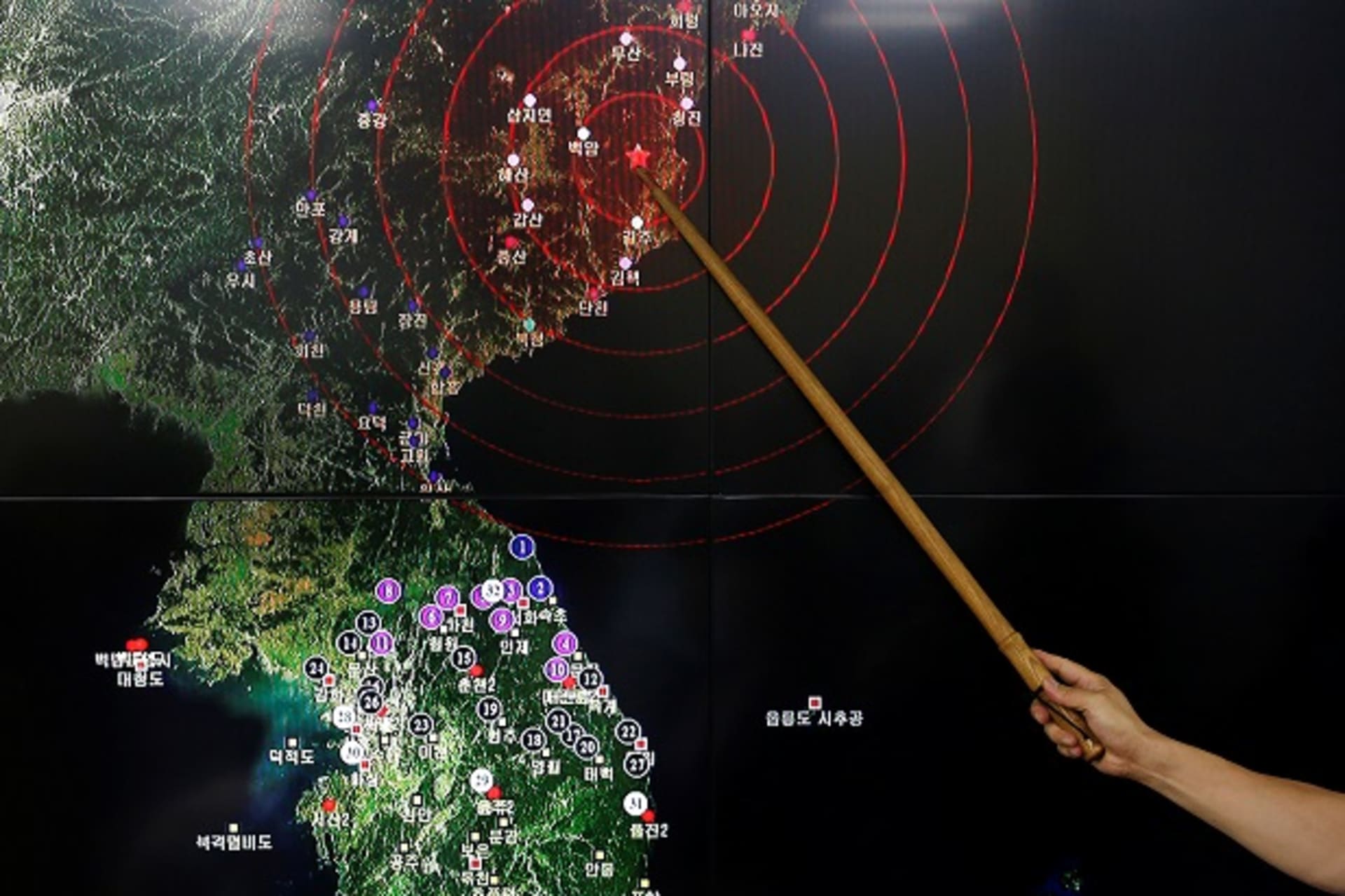 Ryoo Yong-gyu, Earthquake and Volcano Monitoring Division Director, points at where seismic waves observed in South Korea came from, during a media briefing at Korea Meteorological Administration in Seoul