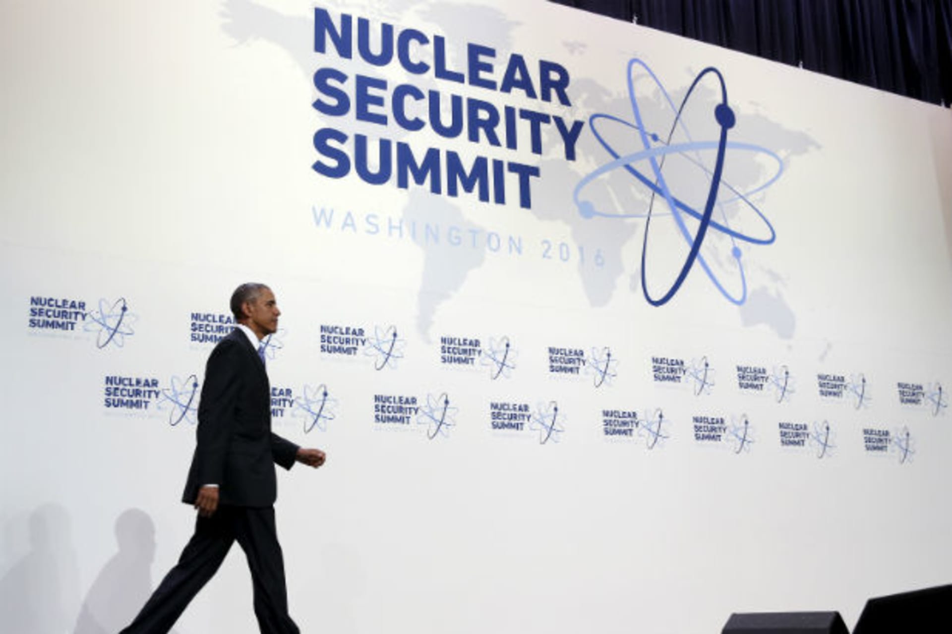 <p>U.S. President Barack Obama walks onstage for his press conference at the conclusion of the Nuclear Security Summit in Washington, DC, on April 1, 2016.</p>
