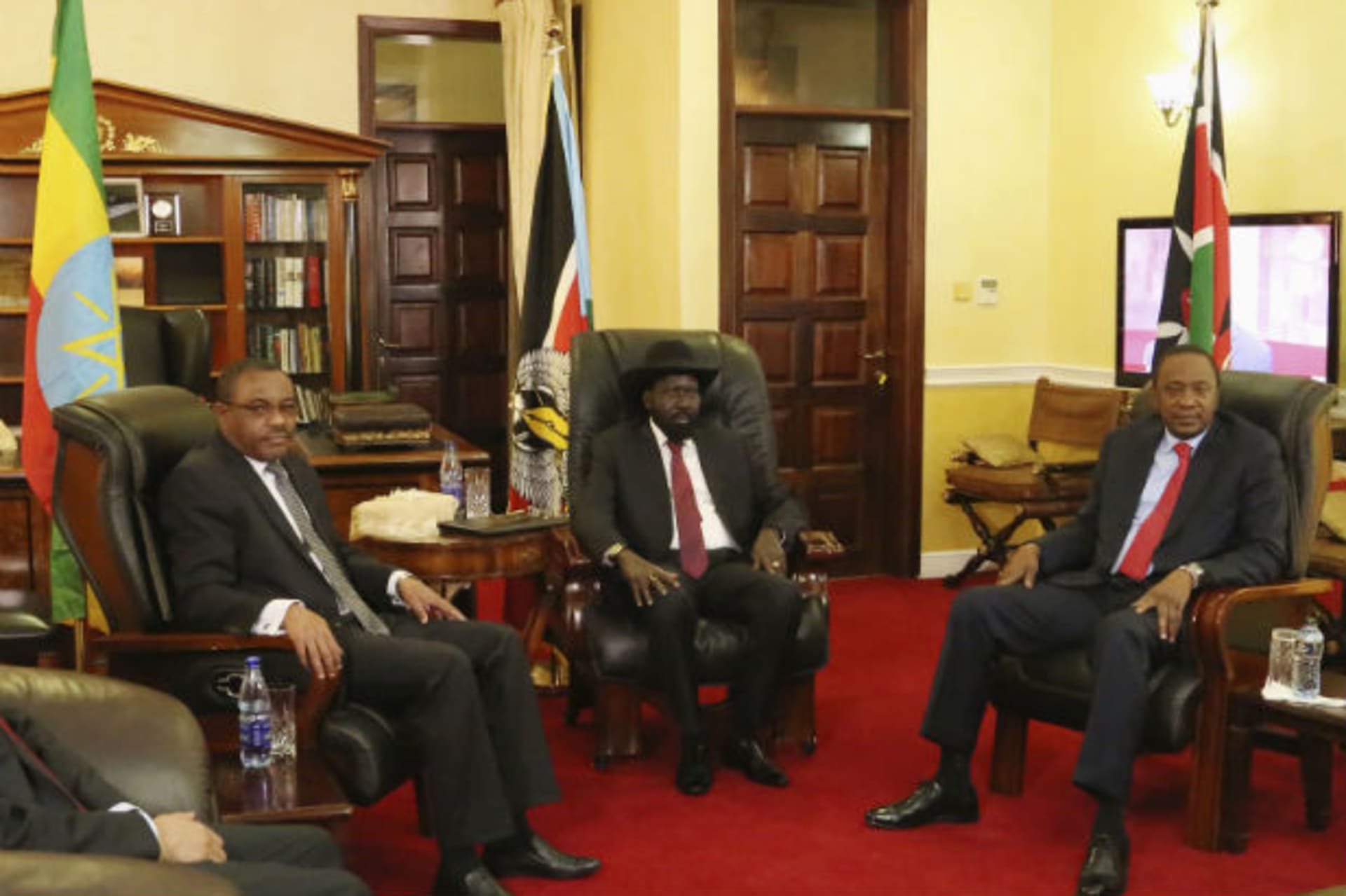 (L-R) Ethiopia's Prime Minister Hailemariam Desalegn, South Sudan President Salva Kiir and Kenya's President Uhuru Kenyatta meet in the capital Juba December 26, 2013.