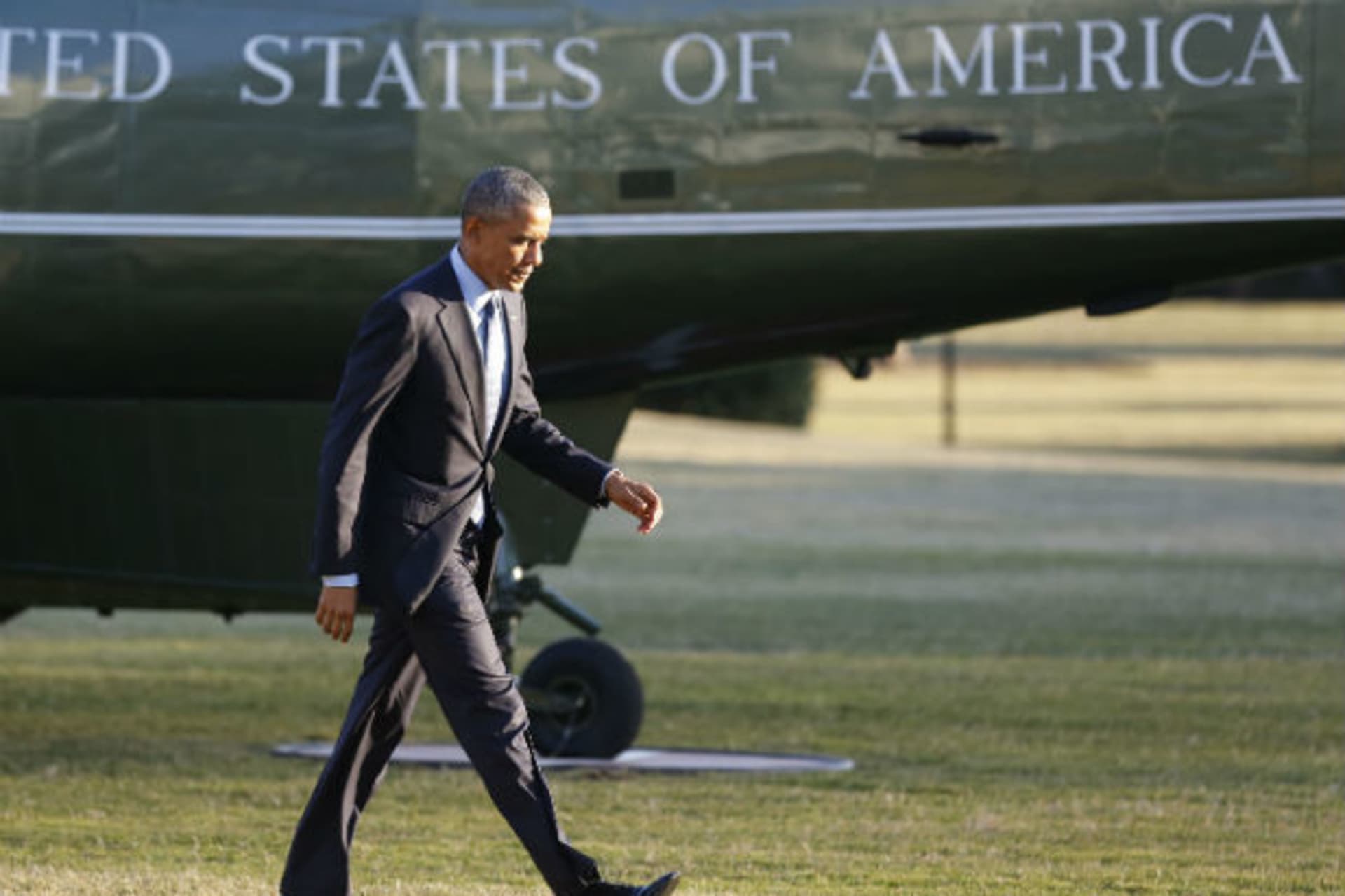 <p>U.S. President Barack Obama walks toward the Oval Office after stepping off Marine One at the White House in Washington, DC, on January 22, 2015.</p>
