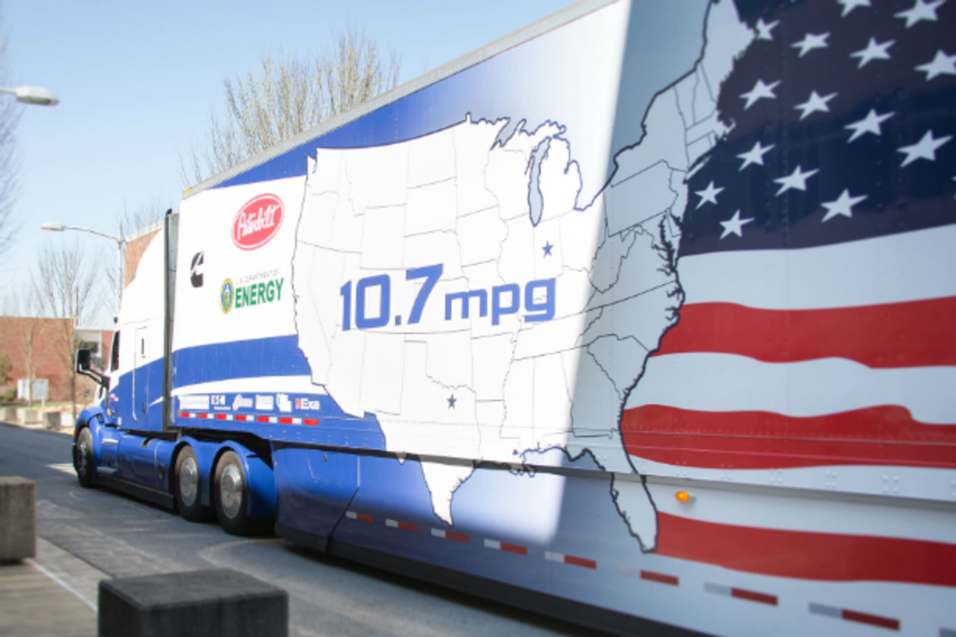 <p>The Peterbilt SuperTruck makes a stop as its tests in fuel efficiency on the road (U.S. Department of Energy)</p>
