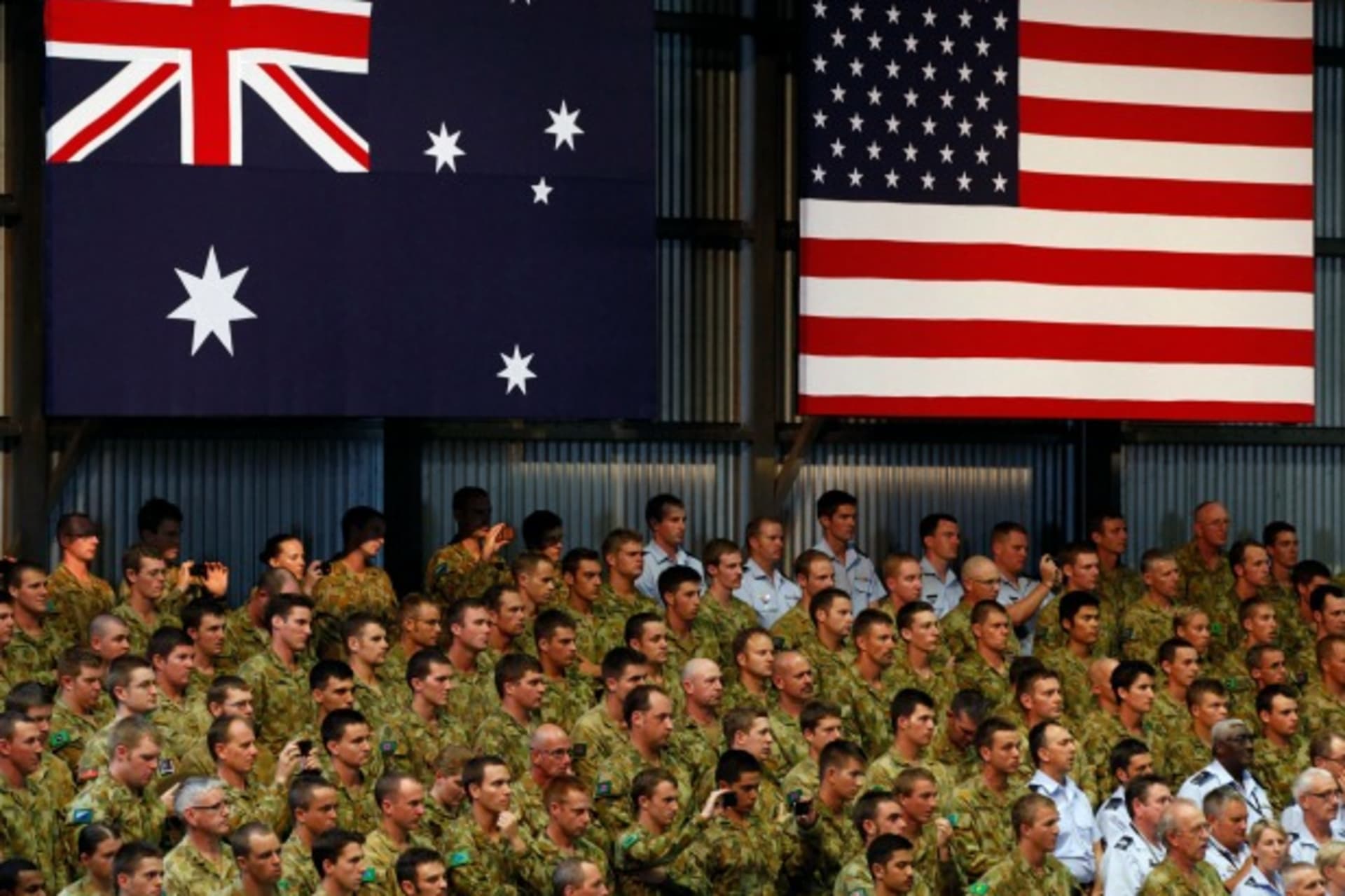 <p>Troops watch U.S. President Barack Obama talk to U.S. Marines and Australian troops at the RAAF Base in Darwin, November 17, 2011. REUTERS/Larry Downing (AUSTRALIA – Tags: POLITICS MILITARY)</p>
