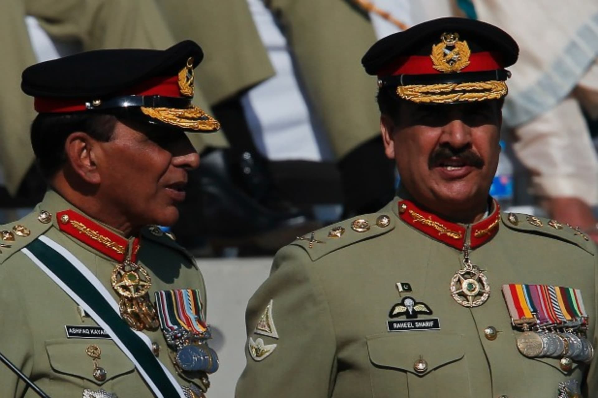 <p>Pakistan’s newly appointed army chief General Raheel Sharif (R) and outgoing army chief General Ashfaq Kayani (L) talk during …army, with a formal handover from General Ashfaq Kayani on Friday. REUTERS/Mian Khursheed (PAKISTAN – Tags: POLITICS MILITARY)</p>
