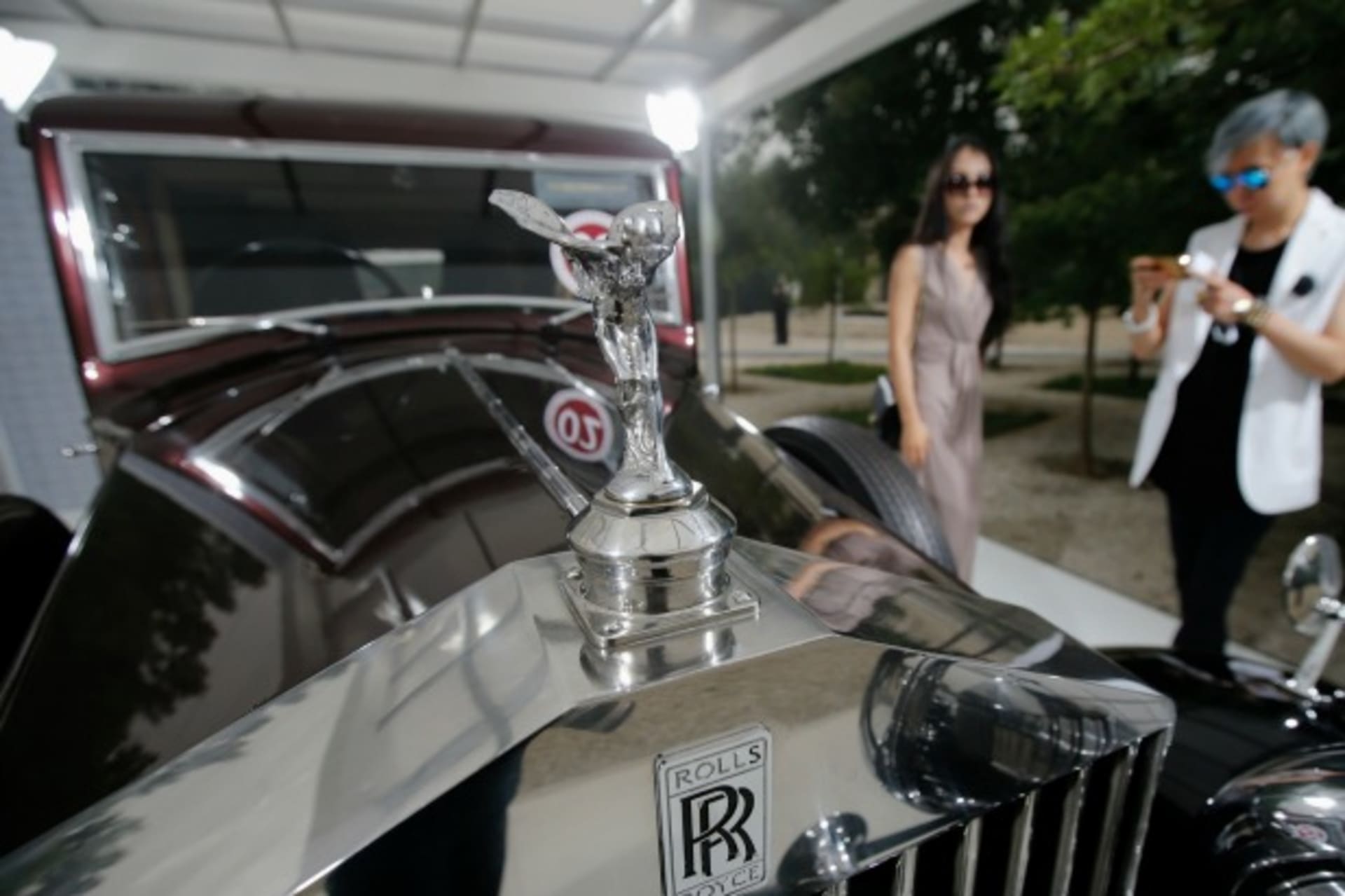 <p>Visitors look around Rolls-Royce’s vintage car during the Rolls-Royce’s Concours d’Elegance event for celebrating its ten years of business in China on June 28, 2013. (Kim Kyung-hoon/Courtesy Reuters)</p>
