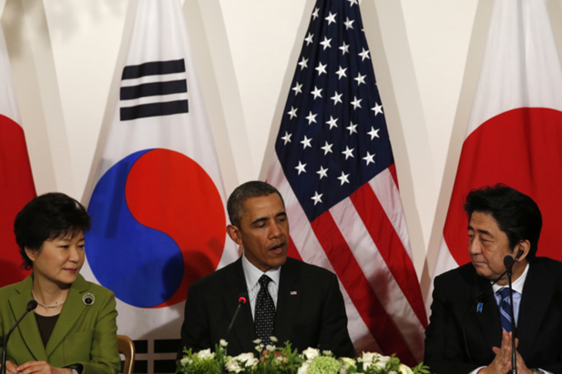 <p>U.S. President Barack Obama holds a tri-lateral meeting with President Park Geun-hye of the South Korea (L) and Prime Minister Shinzo Abe of Japan (R) after the Nuclear Security Summit in The Hague March 25, 2014</p>
