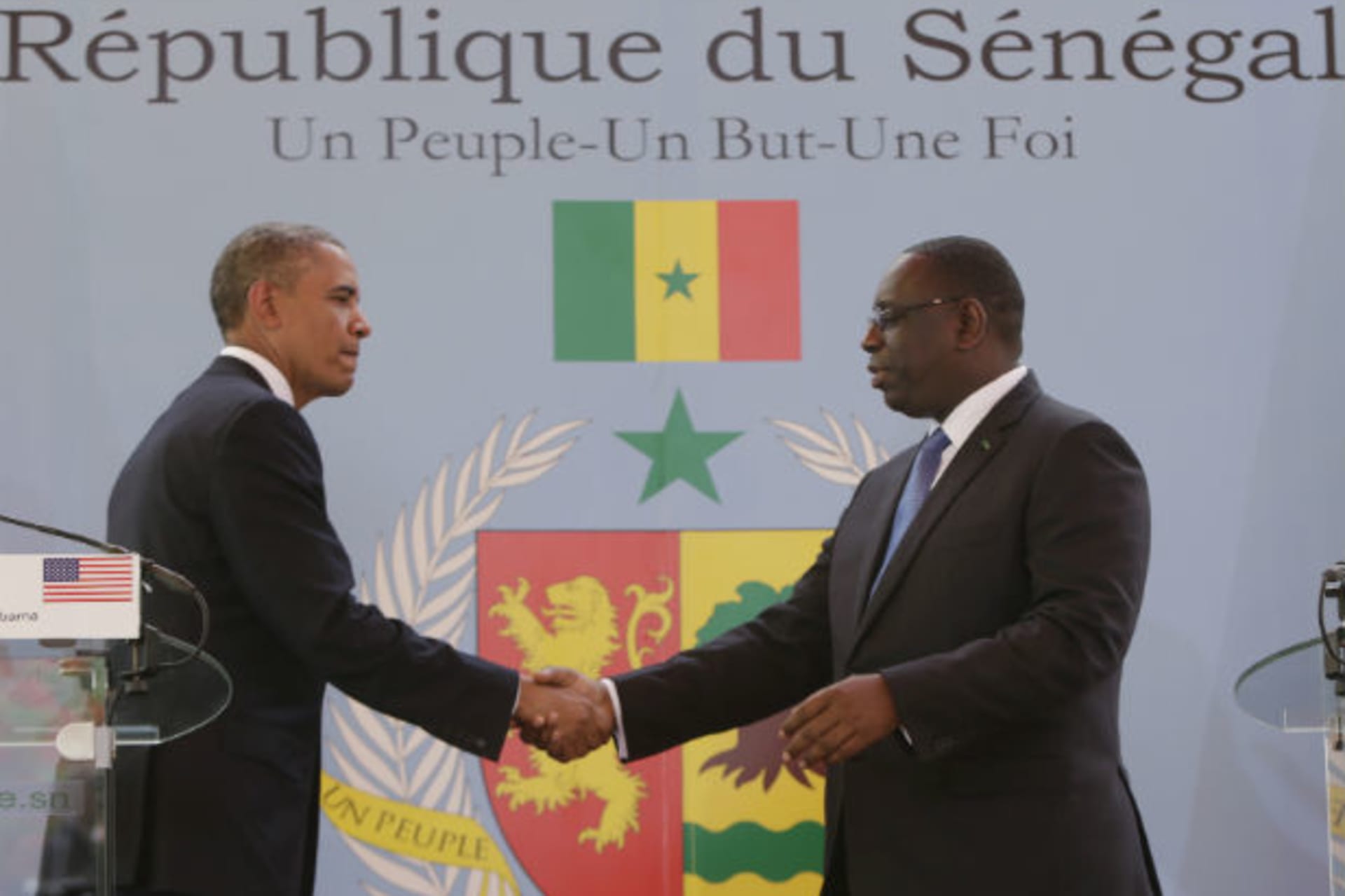 U.S. President Barack Obama (L) and Senegal President Macky Sall shake hands after their joint news conference at the Presidential Palace June 27, 2013.