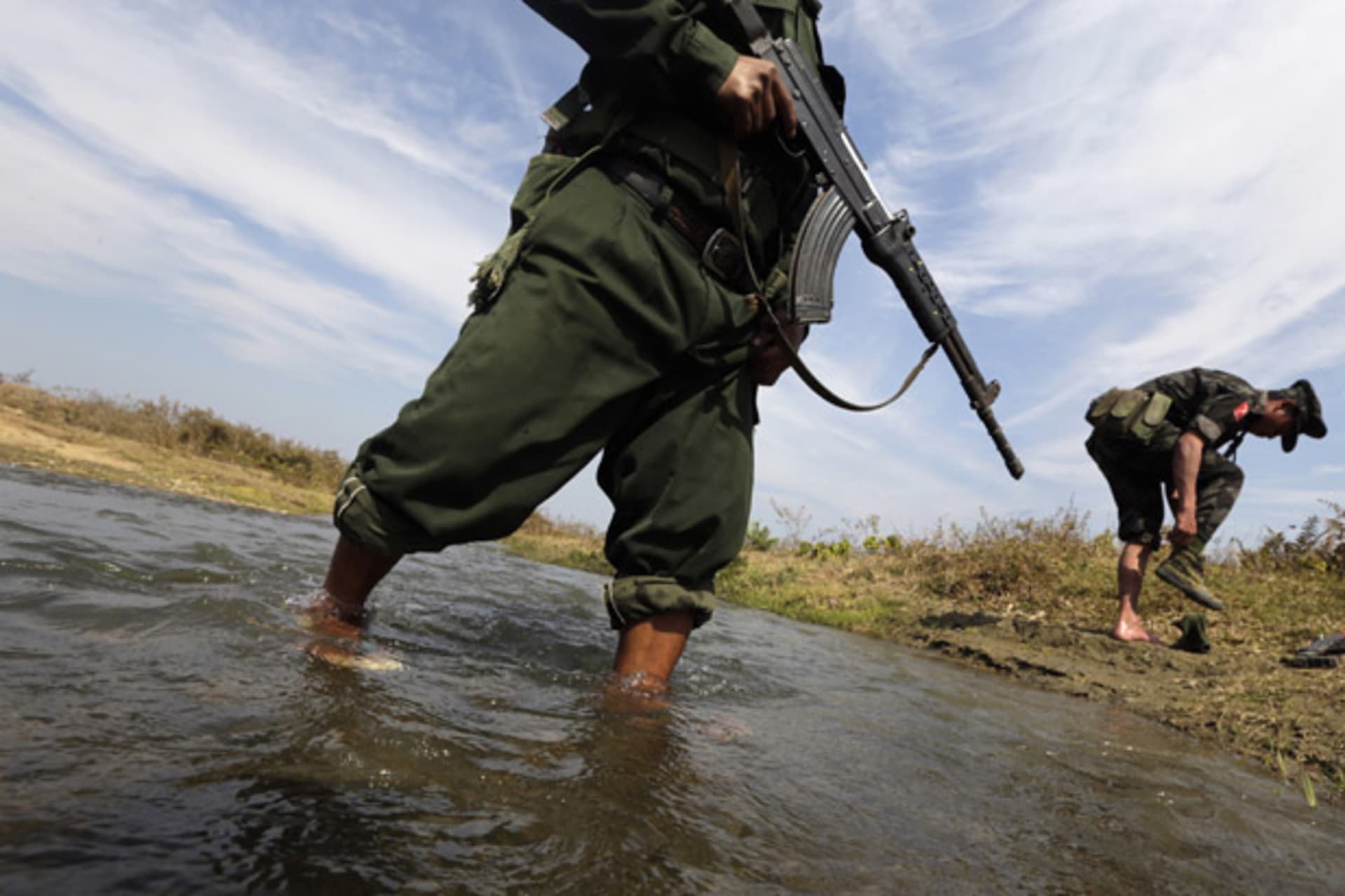 <p>Soldiers from the Kachin Independence Army (KIA) cross a stream towards the front line in Laiza, Kachin state, January 29, 2013.</p>