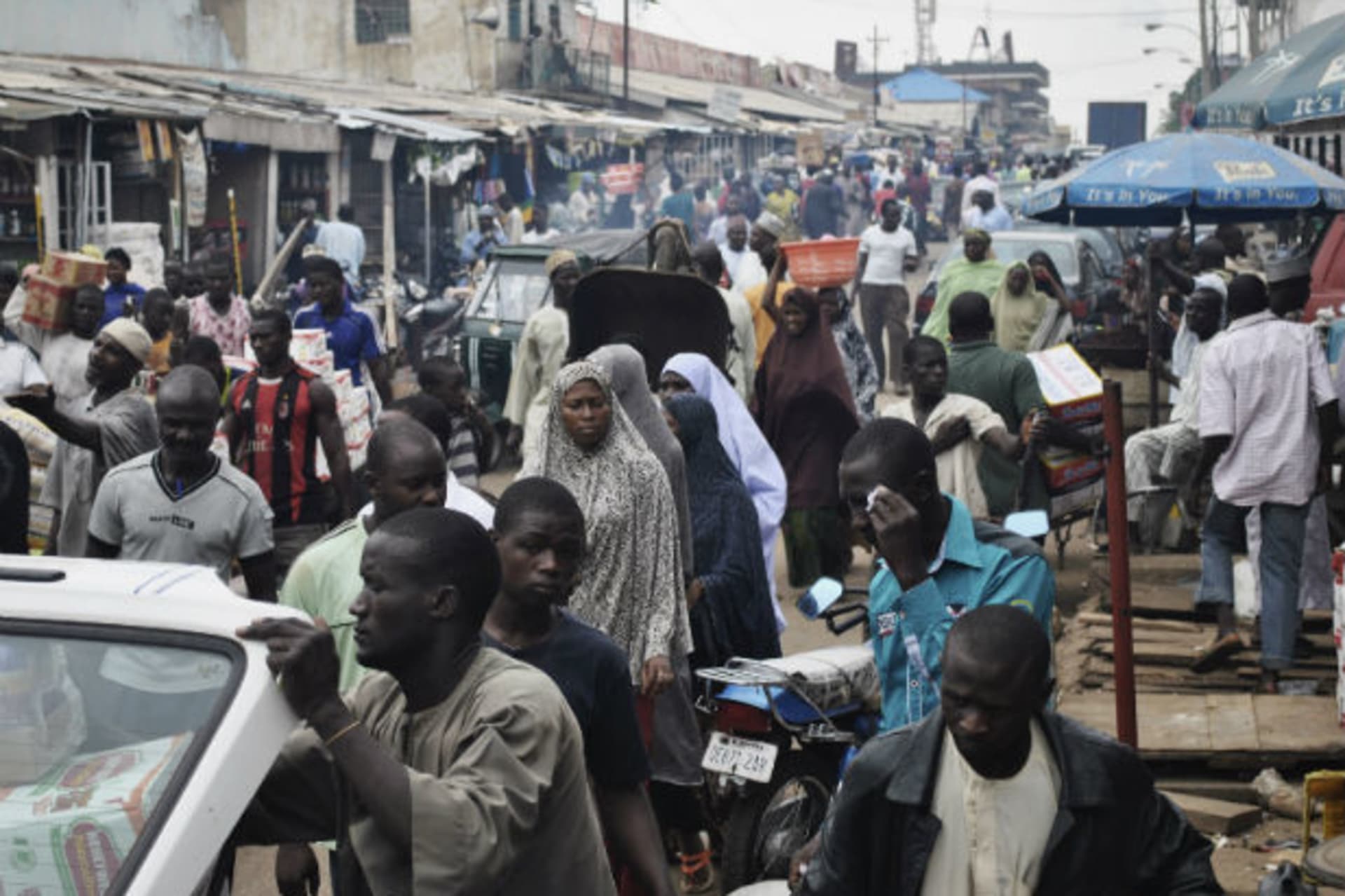 Crowds fill Abubakar Gumi central market after authorities relaxed a twenty-four hour curfew in the northern Nigerian city of Kaduna, June 24, 2012.