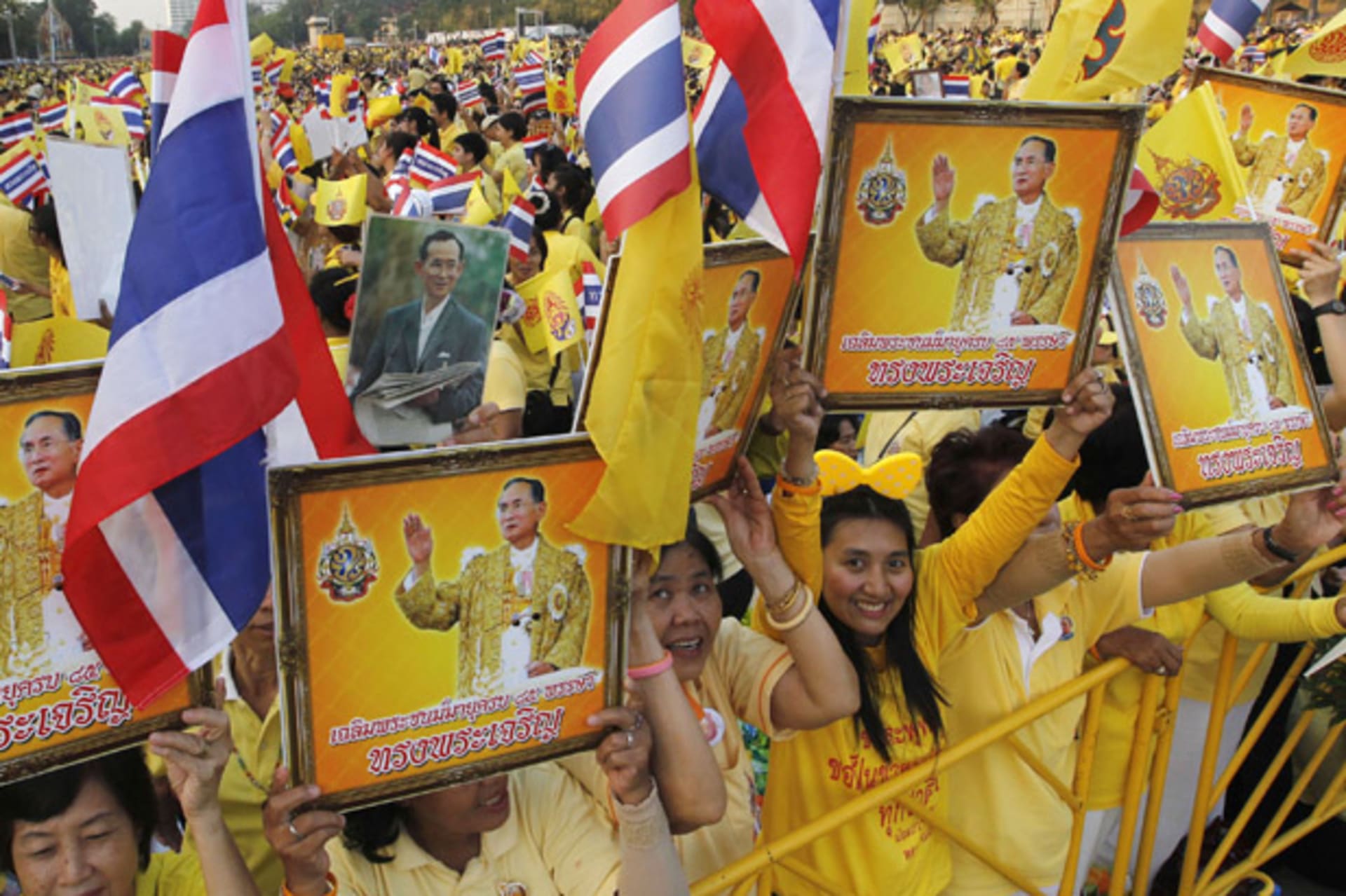<p>People hold pictures of Thailand’s king Bhumibol Adulyadej as they wait for him to arrive at the Anantasamakom Throne Hall in Bangkok.</p>
