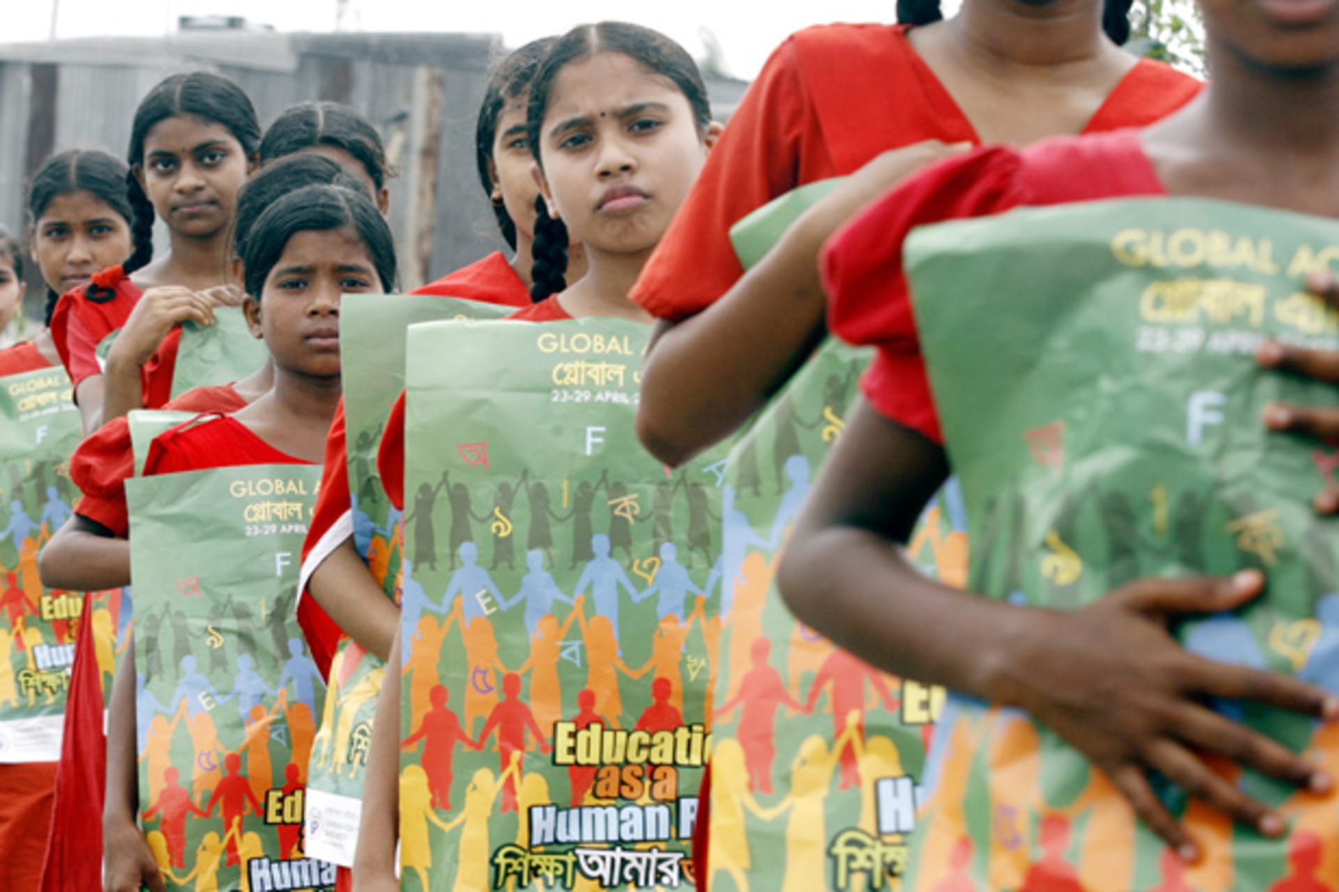 <p>Primary school students march by the bank of the river Buriganga during an event in support of education, organised by Campaign for Popular Education Bangladesh, in Dhaka April 23, 2007</p>
