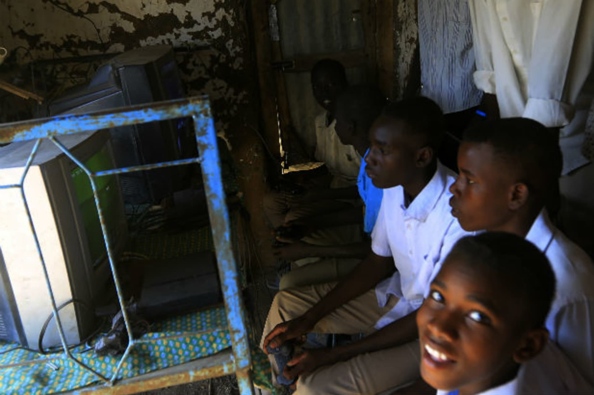 Locals and South Sudanese refugees play video games in a market near a camp 10 km (6 miles) from al-Salam locality at the border of Sudan's White Nile state, after arriving from Malakal and al-Rank war zones within South Sudan January 27, 2014.