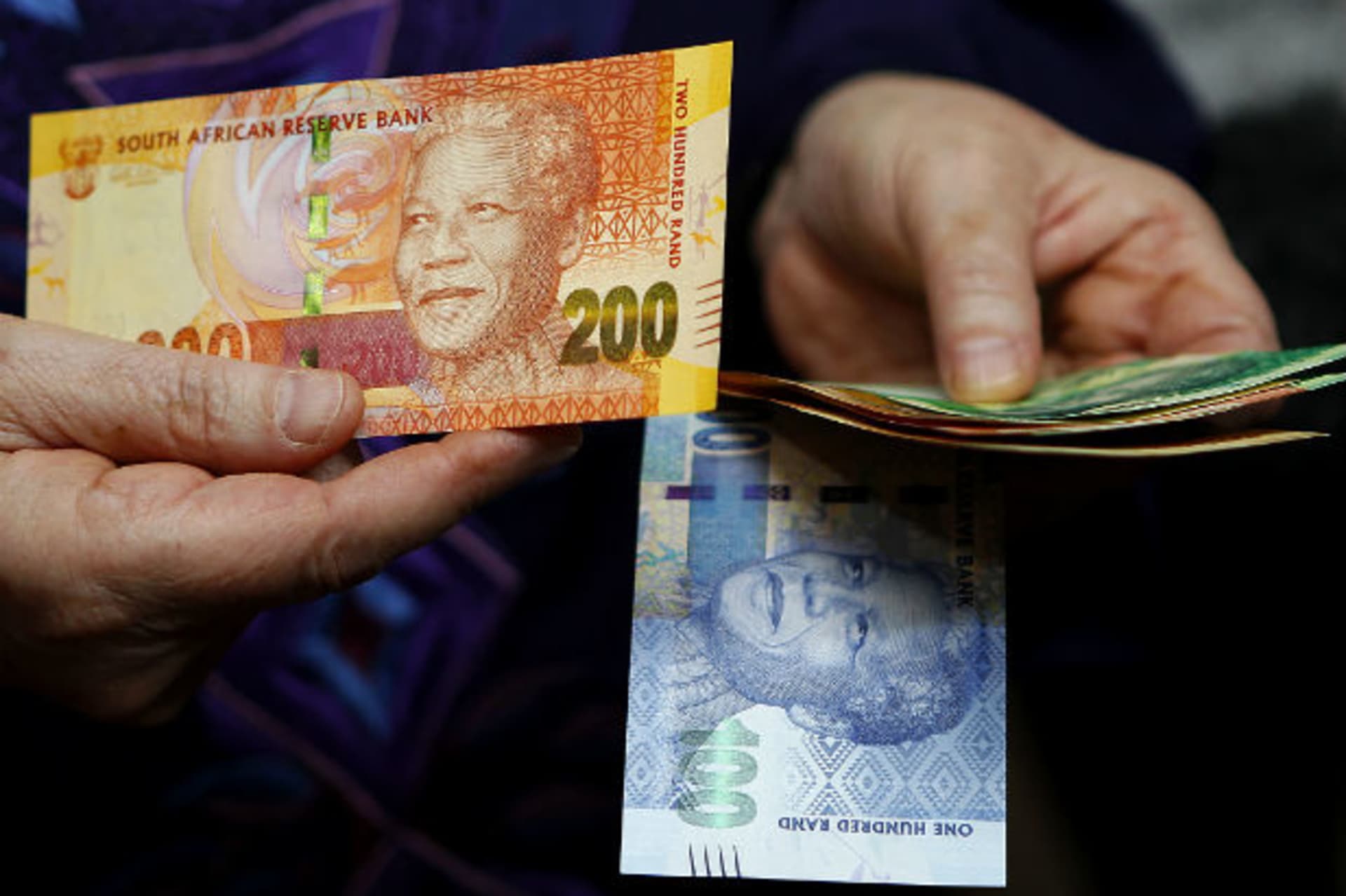 South African Reserve Bank Governor Gill Marcus shows off South Africa's new banknotes before conducting the first transaction in Pretoria 06/11/2012.