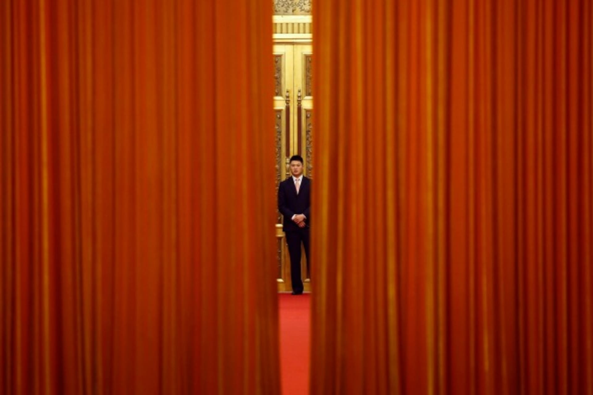 <p>A security guard stands at the Great Hall of the People in Beijing on November 7, 2013 (Kim Kyung-hoon/Courtesy Reuters).</p>
