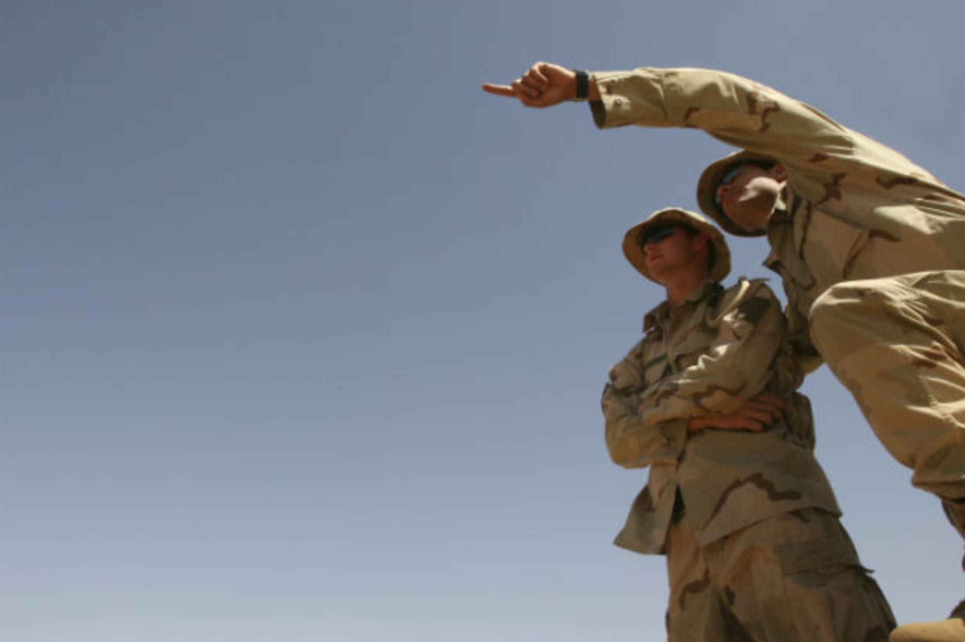 Two U.S. soldiers talk while training Malian soldiers while training in Gao, eastern Mali November 13, 2006.