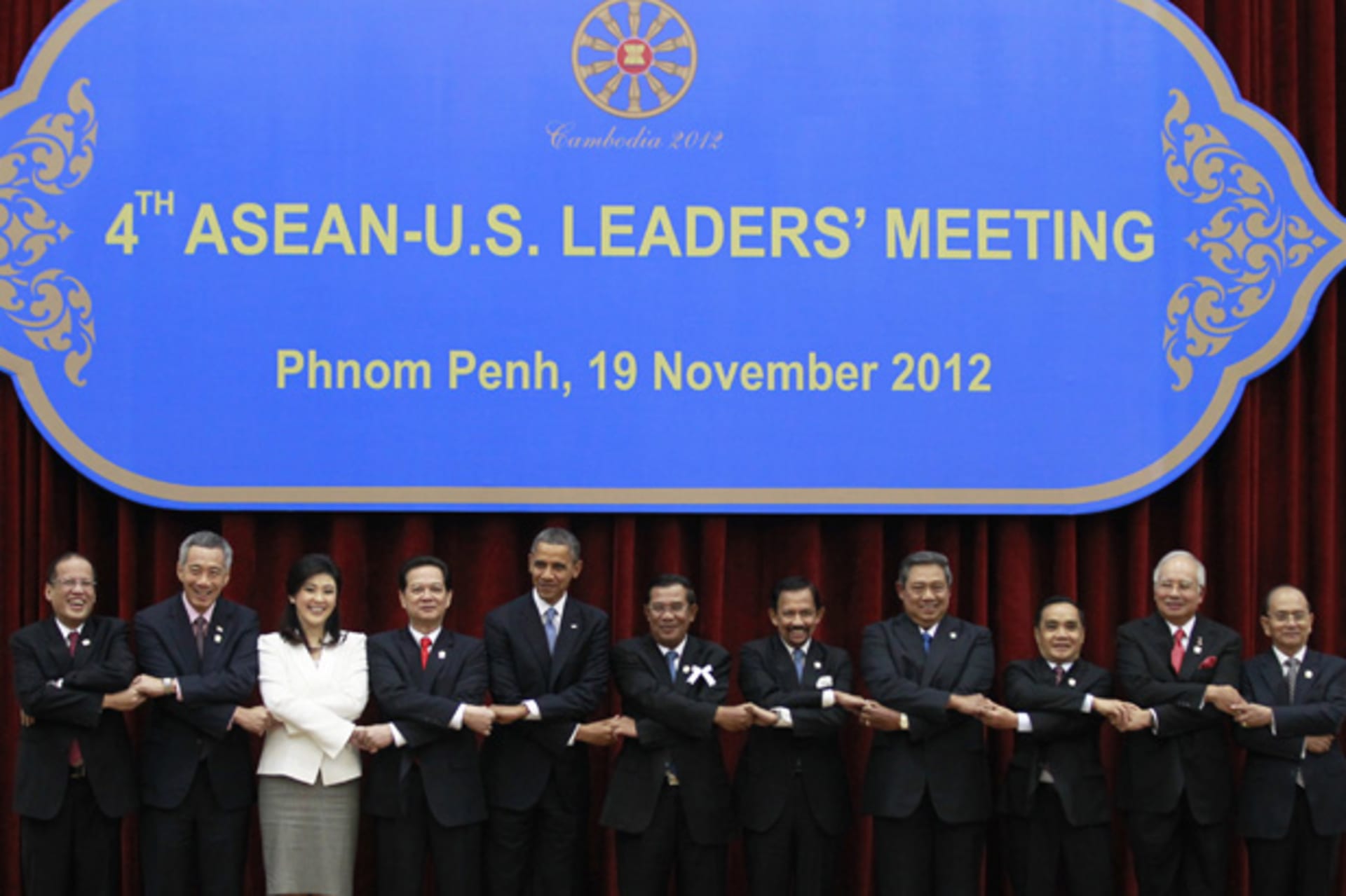 <p>U.S. president Obama participates in a family photo of ASEAN leaders during the ASEAN Summit at the Peace Palace in Phnom Penh.</p>