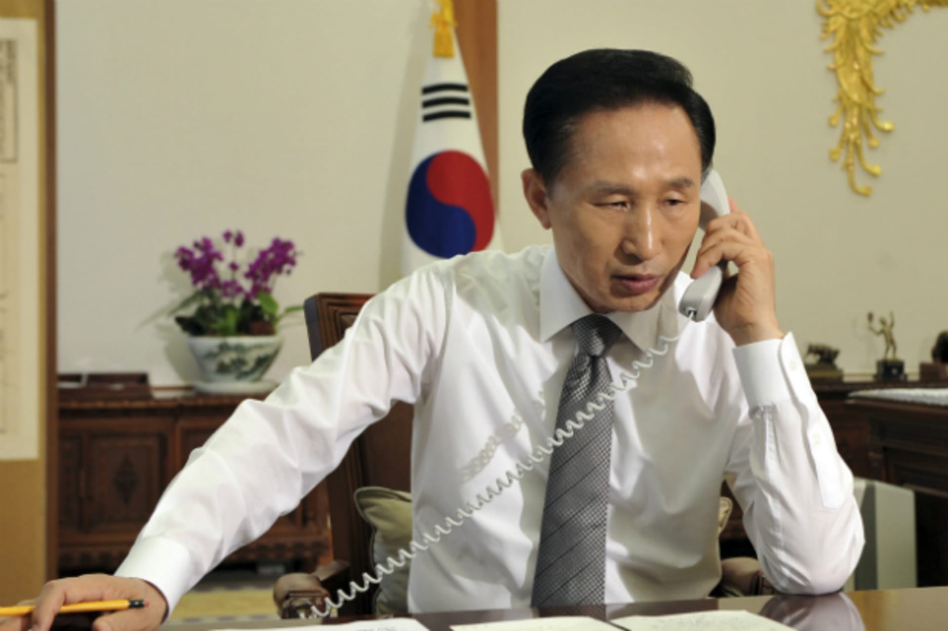 Lee Myung-bak talks with Barack Obama