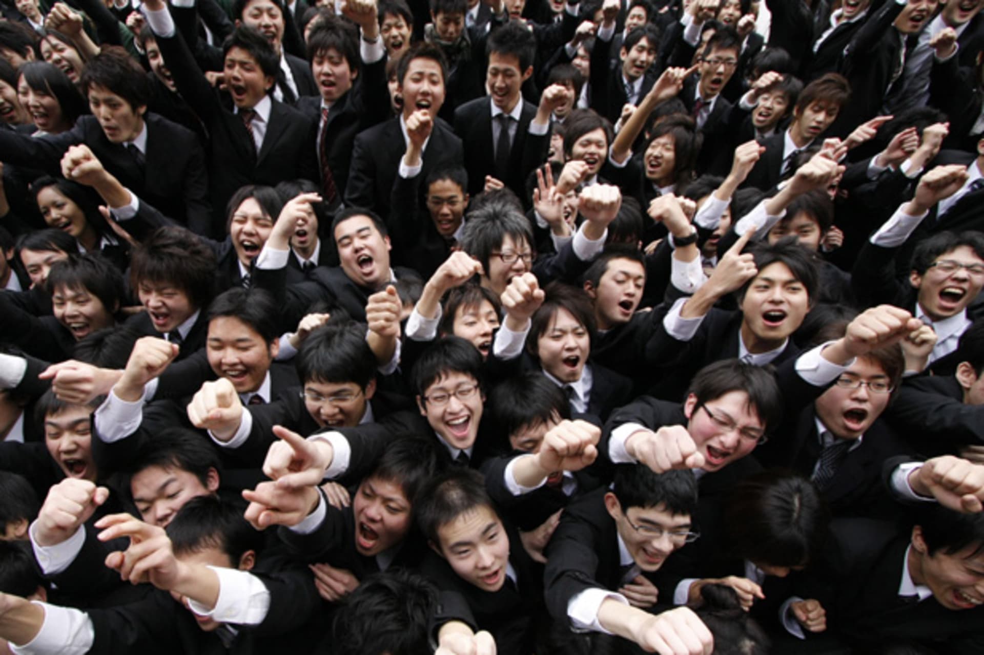 <p>Japanese college students raise their fists at a job-hunting rally in Tokyo February 5, 2009 (Toru Hanai/Courtesy Reuters).</p>
