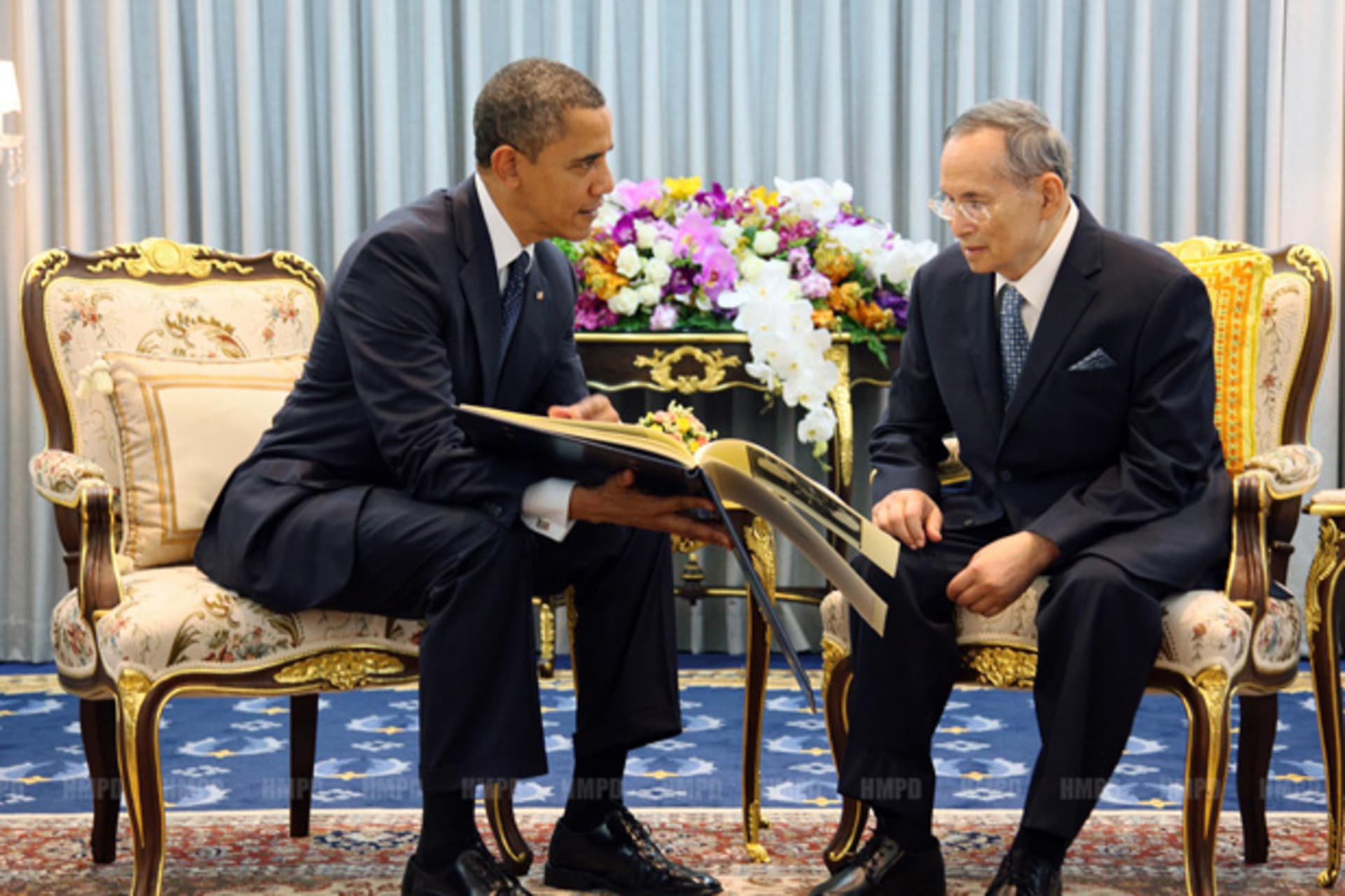 <p>U.S. president Barack Obama speaks with Thai King Bhumibol Adulyadej during an audience granted at Siriraj Hospital in Bangkok.</p>
