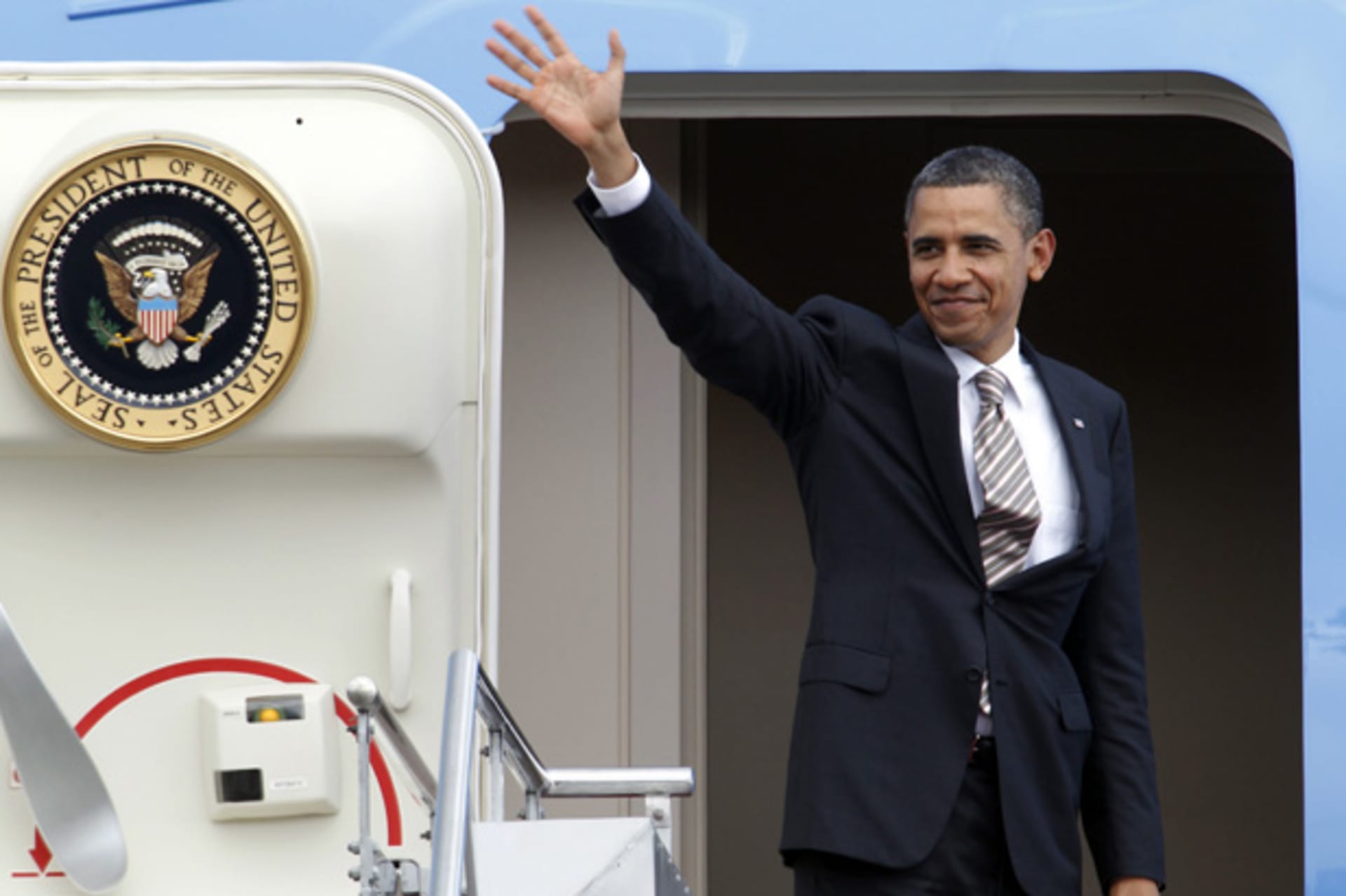 <p>President Barack Obama waves at the door of Air Force One; The U.S. president will travel to Southeast Asia November 16-21, 2012.</p>
