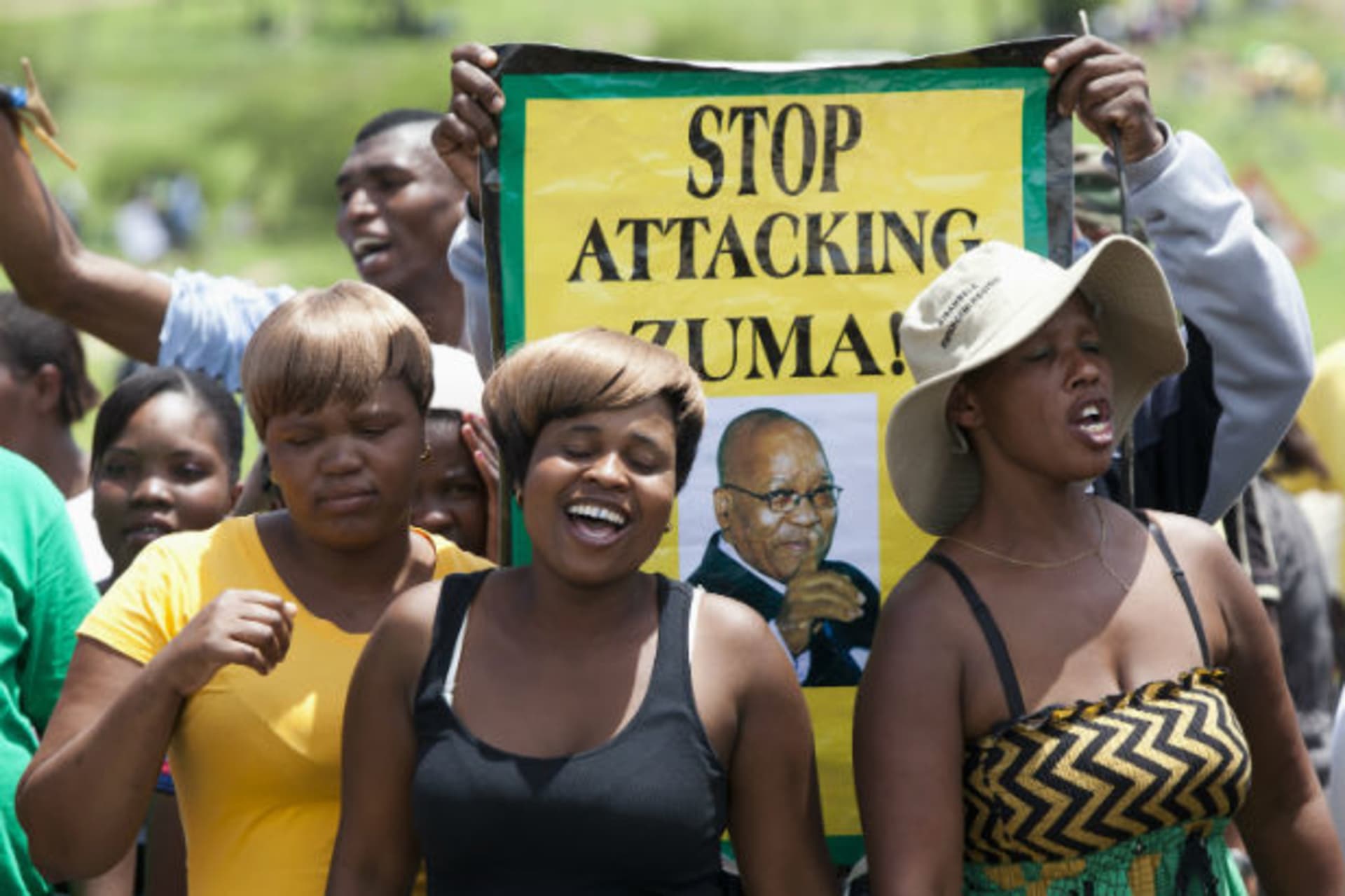 Supporters of South Africa's President Zuma block the road near his home as opposition party DA members walk toward them in Nkandla 04/11/2012.