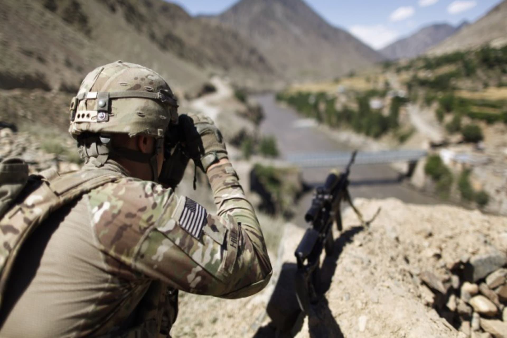 <p>A soldier from the U.S. Army scans across the Pakistani border (Tim Wimborne/Courtesy Reuters).</p>
