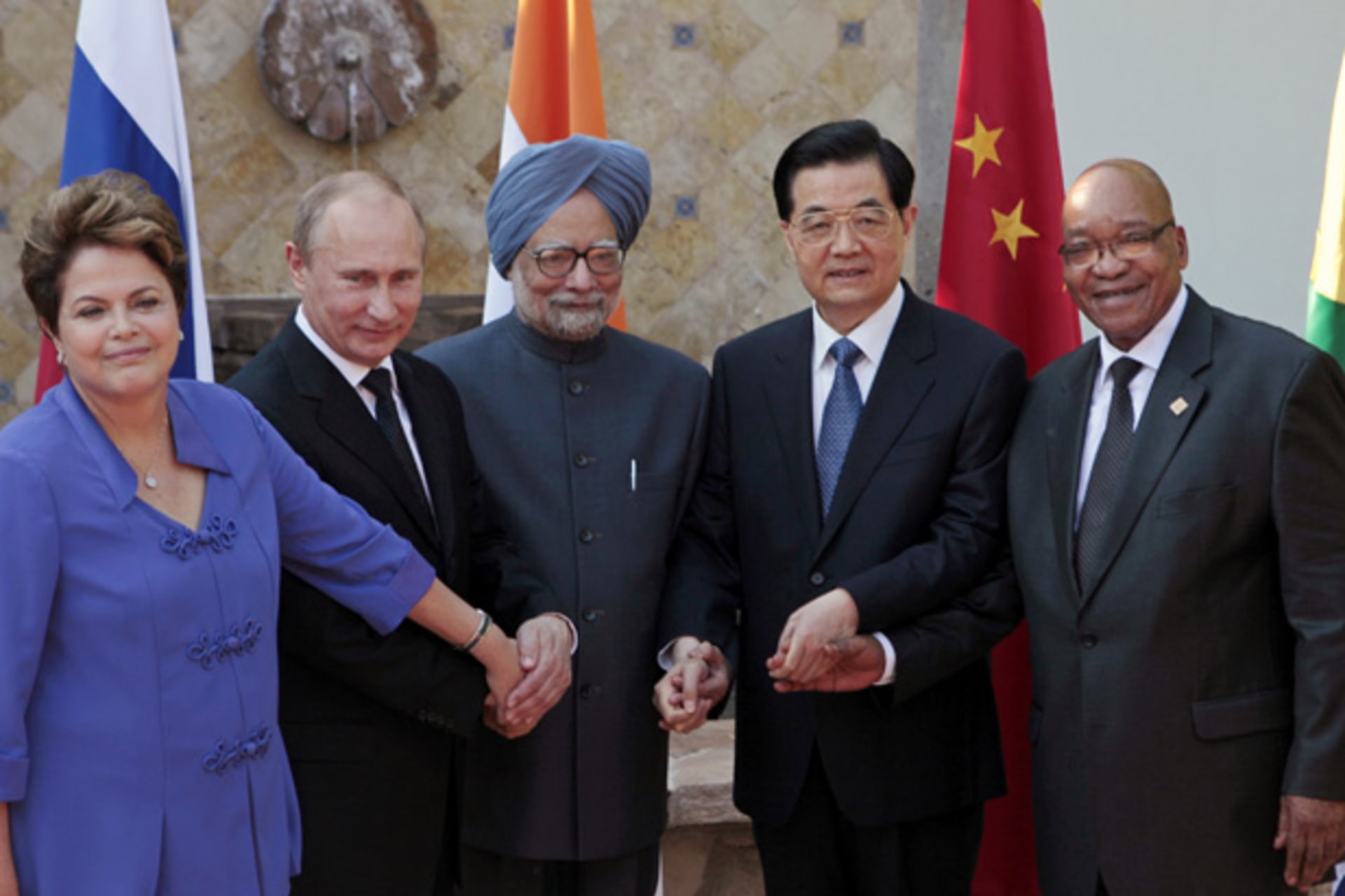 <p>(L-R) Brazil’s president Dilma Rousseff, Russia’s president Vladimir Putin, India’s prime minister Manmohan Singh, China’s pre…Hu Jintao and South African president Jacob Zuma pose for a picture after a BRICS leaders’ meeting in Los Cabos June 18, 2012.</p>

