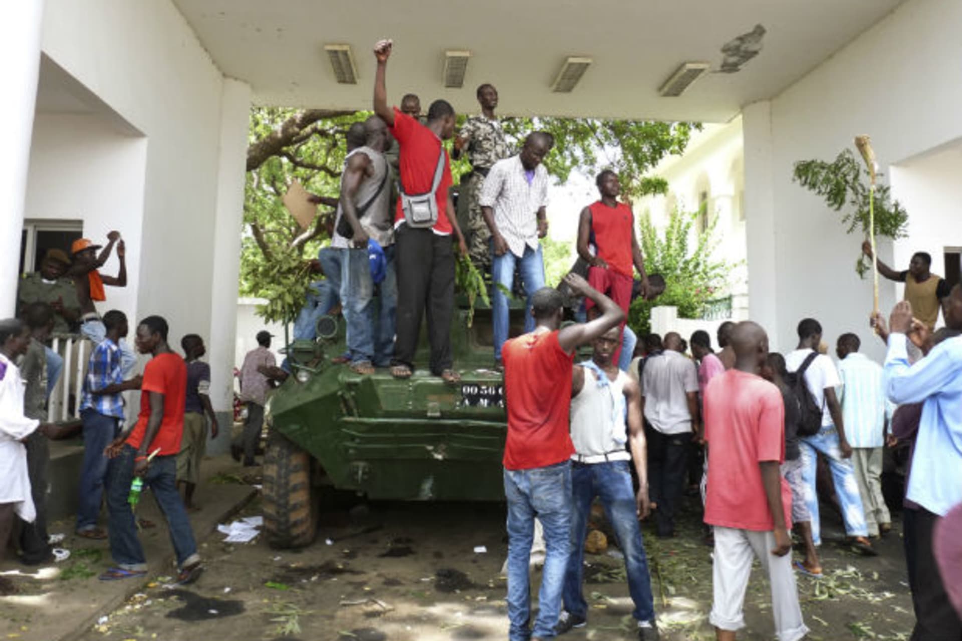Protesters occupy Mali's presidential palace in the capital Bamako 21/05/2012.