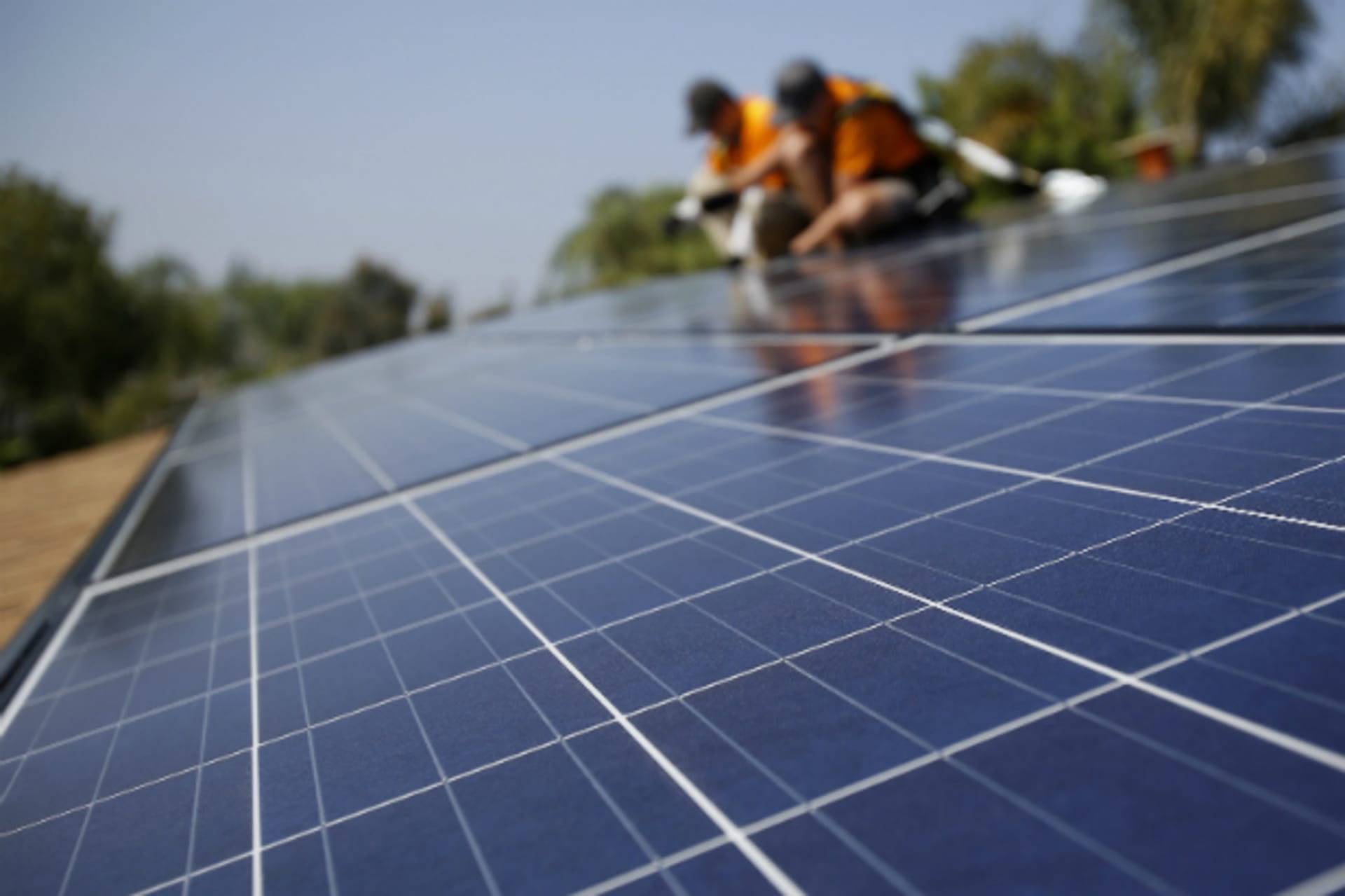 <p>Vivint Solar technicians install solar panels on the roof of a house in California (Reuters/Mario Anzuoni).</p>
