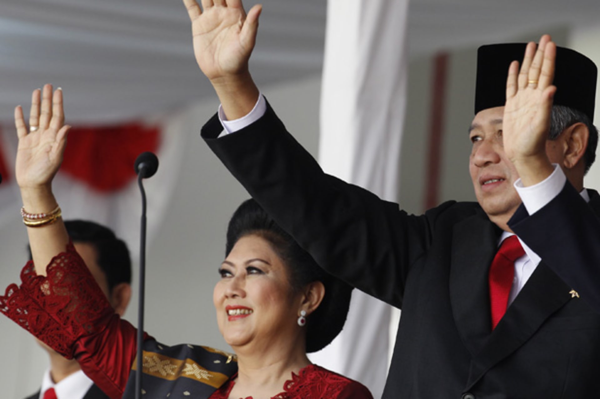 <p>Indonesian President Yudhoyono accompanied by first lady Yudhoyono wave their hands at the end of a ceremony marking Indonesia’s 67th Independence Day in front of the Presidential Palace in Jakarta, August 17, 2012.</p>
