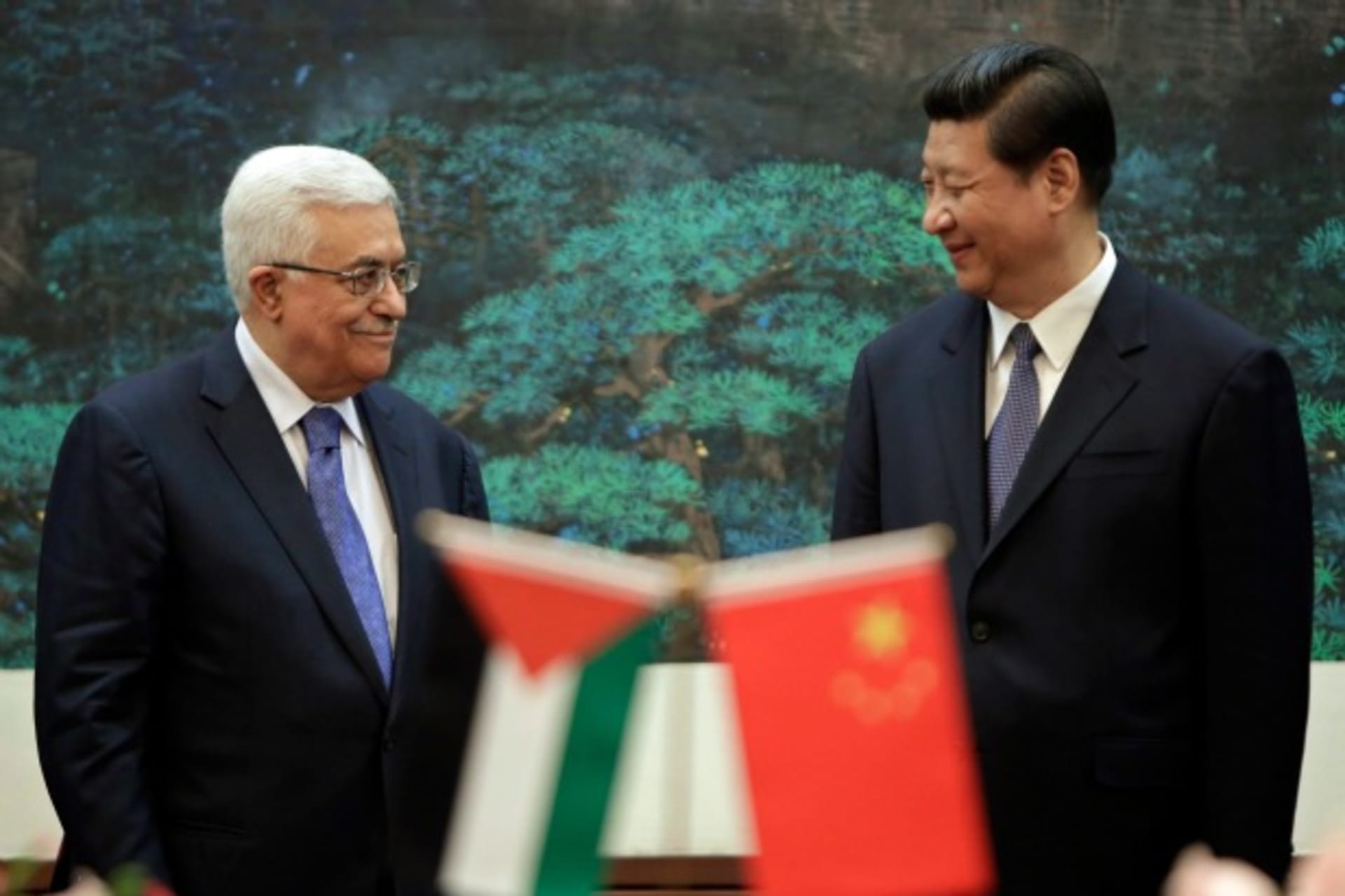 <p>China’s President Xi Jinping (R) and his Palestinian counterpart Mahmoud Abbas smile at each other during a signing ceremony at the Great Hall of the People in Beijing on May 6, 2013. (Courtesy Reuters/Jason Lee)</p>
