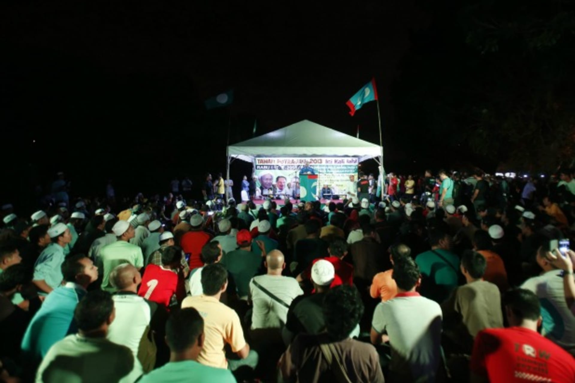 <p>Malaysians listen to speeches during an election campaign in Kajang outside Kuala Lumpur on April 17, 2013.</p>
